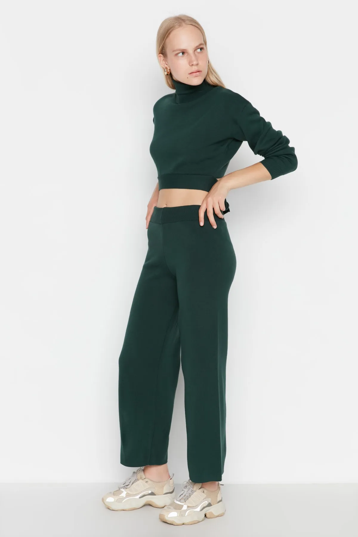 Trendyol Collection  Smaragdgrünes Strickoberteil- und -unterteil-Set mit Krawatte und Hose TWOAW21AU0093