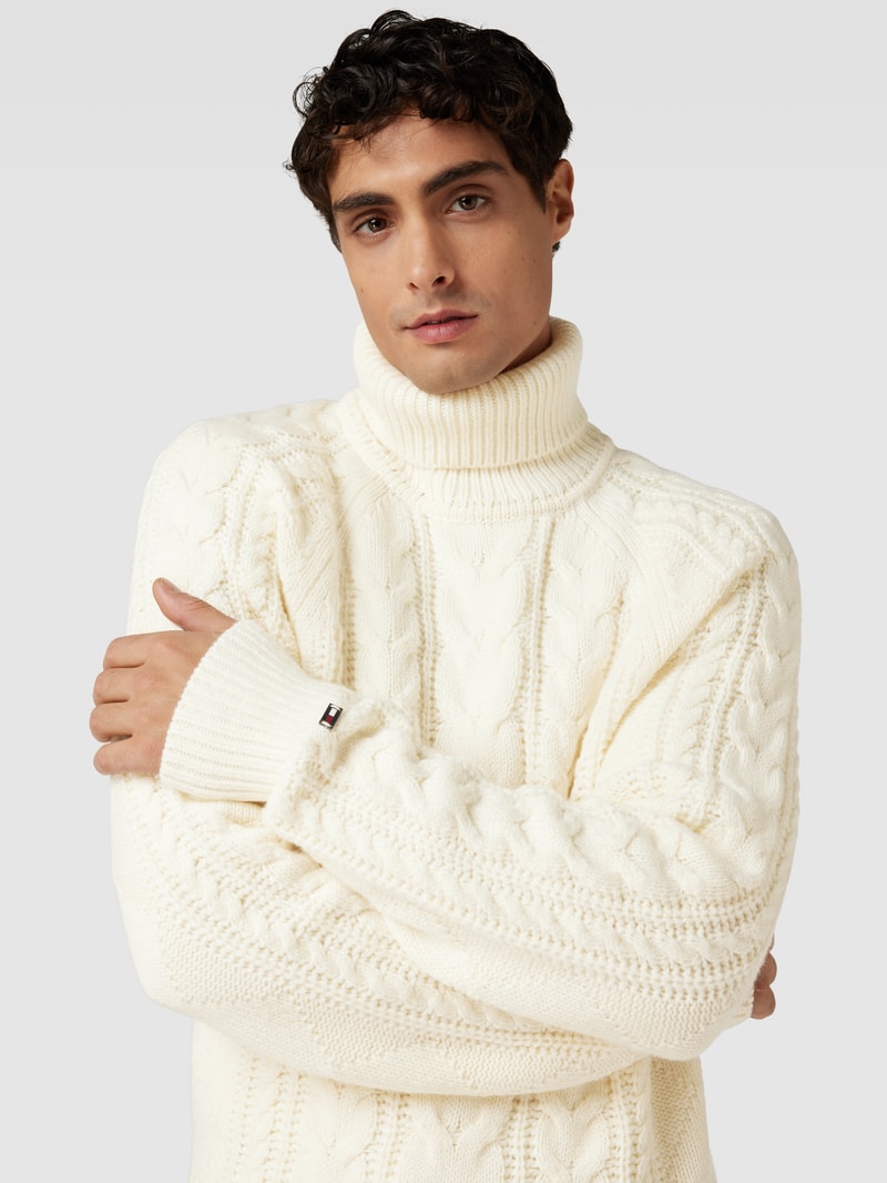 Rollkragenpullover mit Zopfmuster in ecru