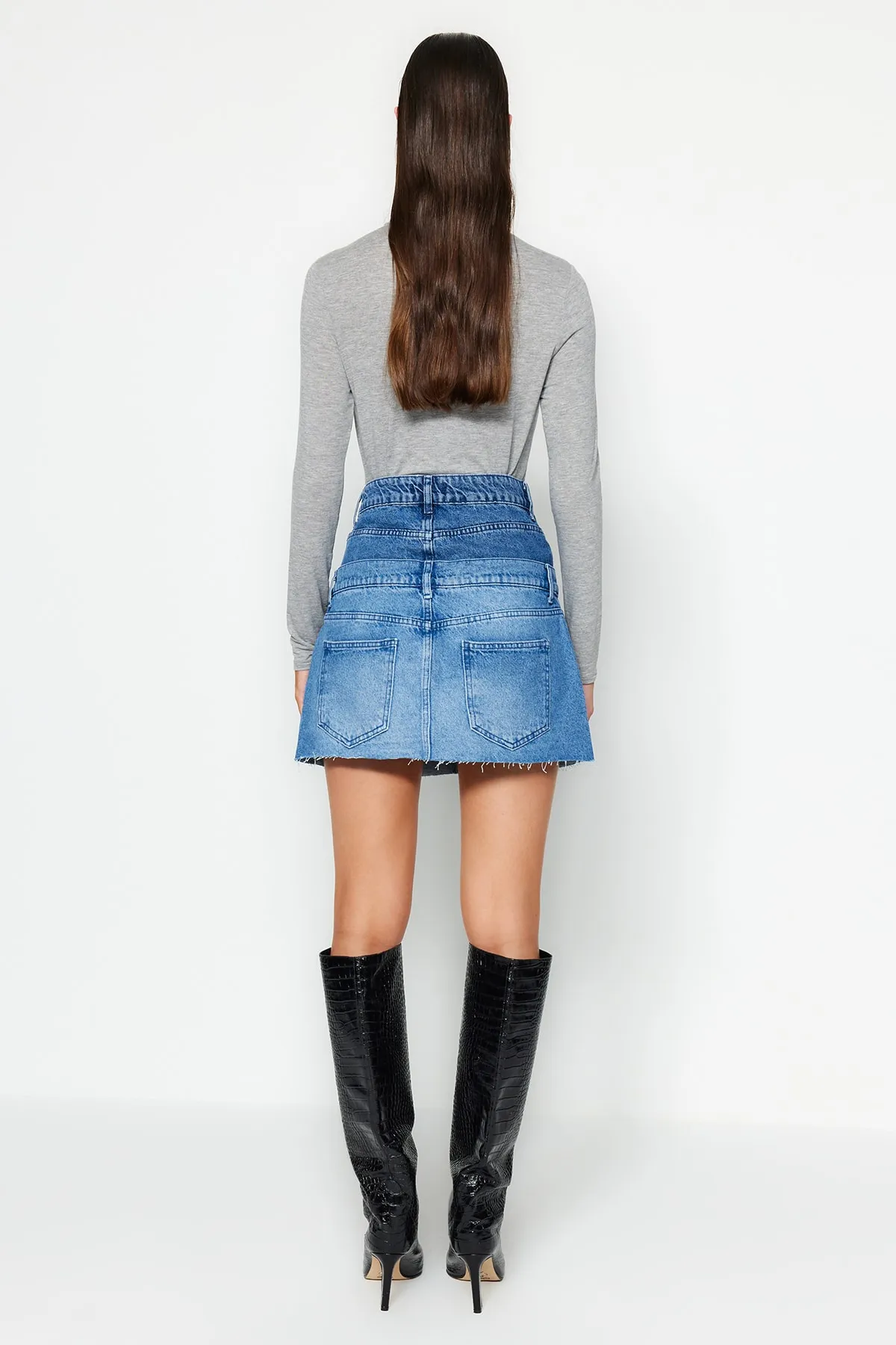 Trendyol Collection  Blauer Mini-Jeansrock mit hoher Taille und Blockfarbendetail TWOAW24ET00056