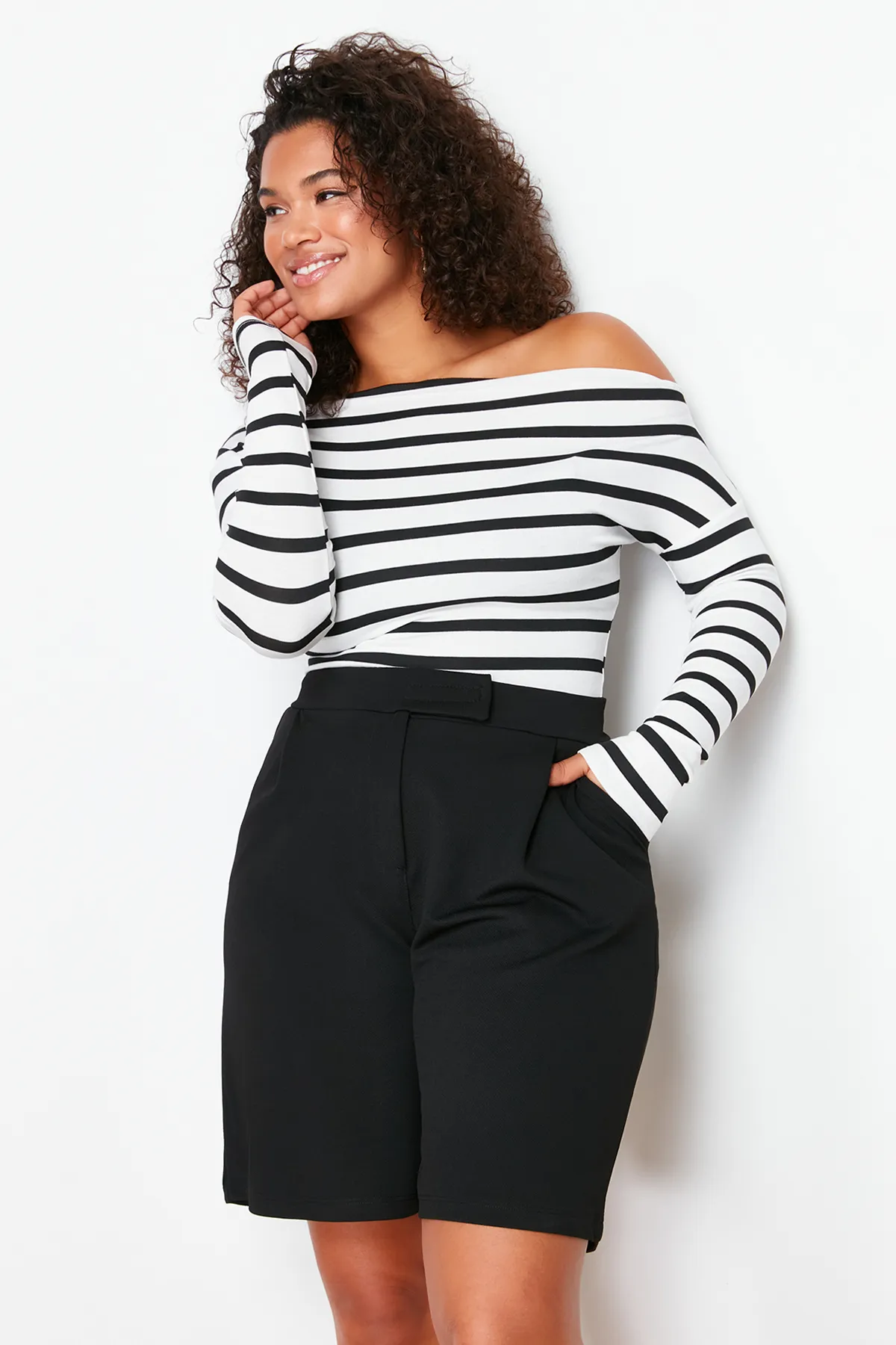 Trendyol Curve  Schwarze Shorts mit Faltendetail und Bermuda TBBSS24AP00001