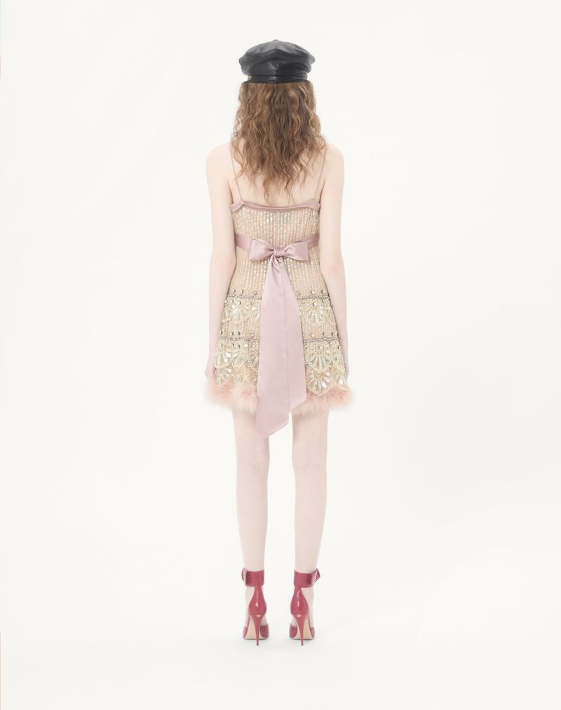 Vestido curto de tule bordado com efeito ilusão