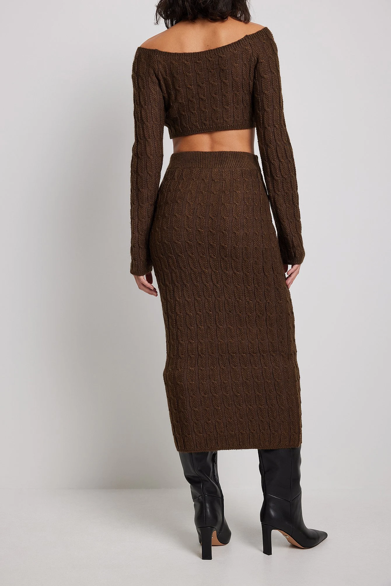 Schulterfreier Crop-Pullover mit Strickdetails