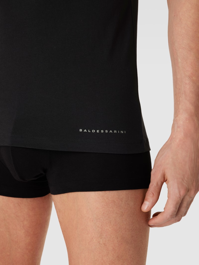 T-Shirt mit V-Ausschnitt in schwarz