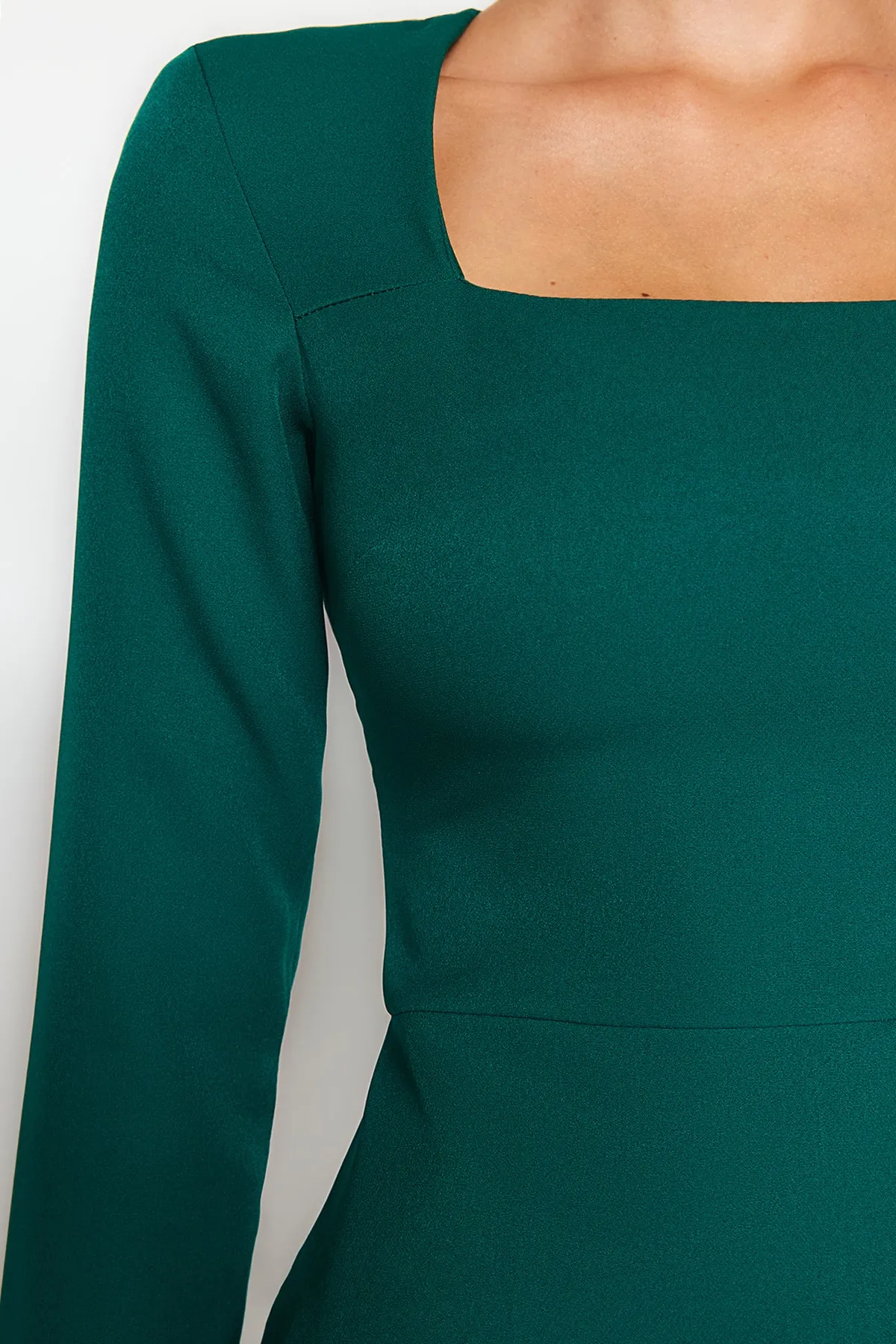 Trendyol Collection  Smaragdgrünes Mini-Webkleid in A-Linie mit quadratischem Kragen TWOAW23EL00894