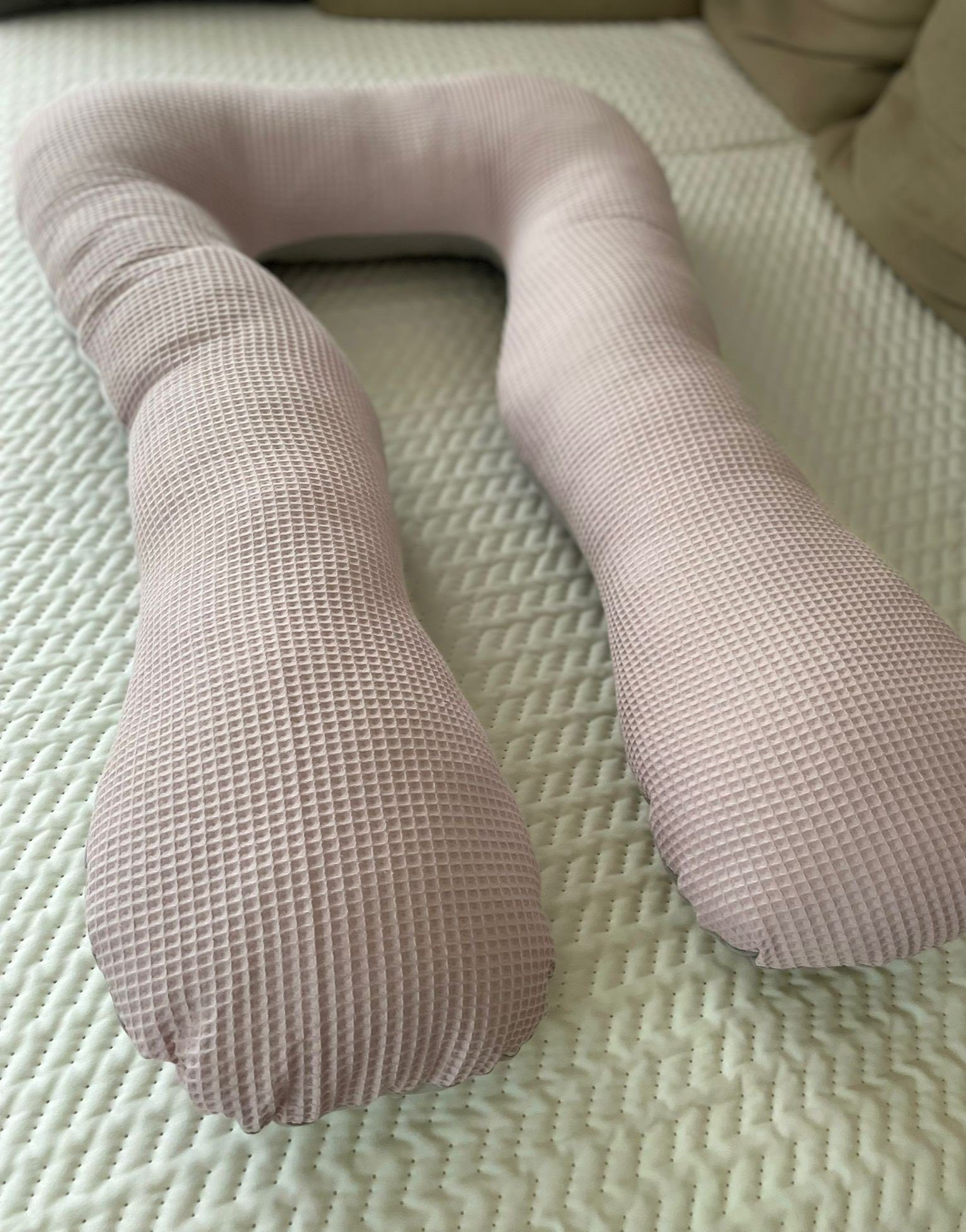 Loolay Stillkissen Schwangerschaftskissen Seitenschläferkissen Stillkissen TYP A 330cm, Attmungsaktive WAFFELPIQUE + GLATT Baumwolle XXXL Lagerungkissen; MUSTER: Waffel ROSA/ Grau, LOOLAY® Stillkissen + Bezug, 100% Europäische Stoffe unf Kleinserien-