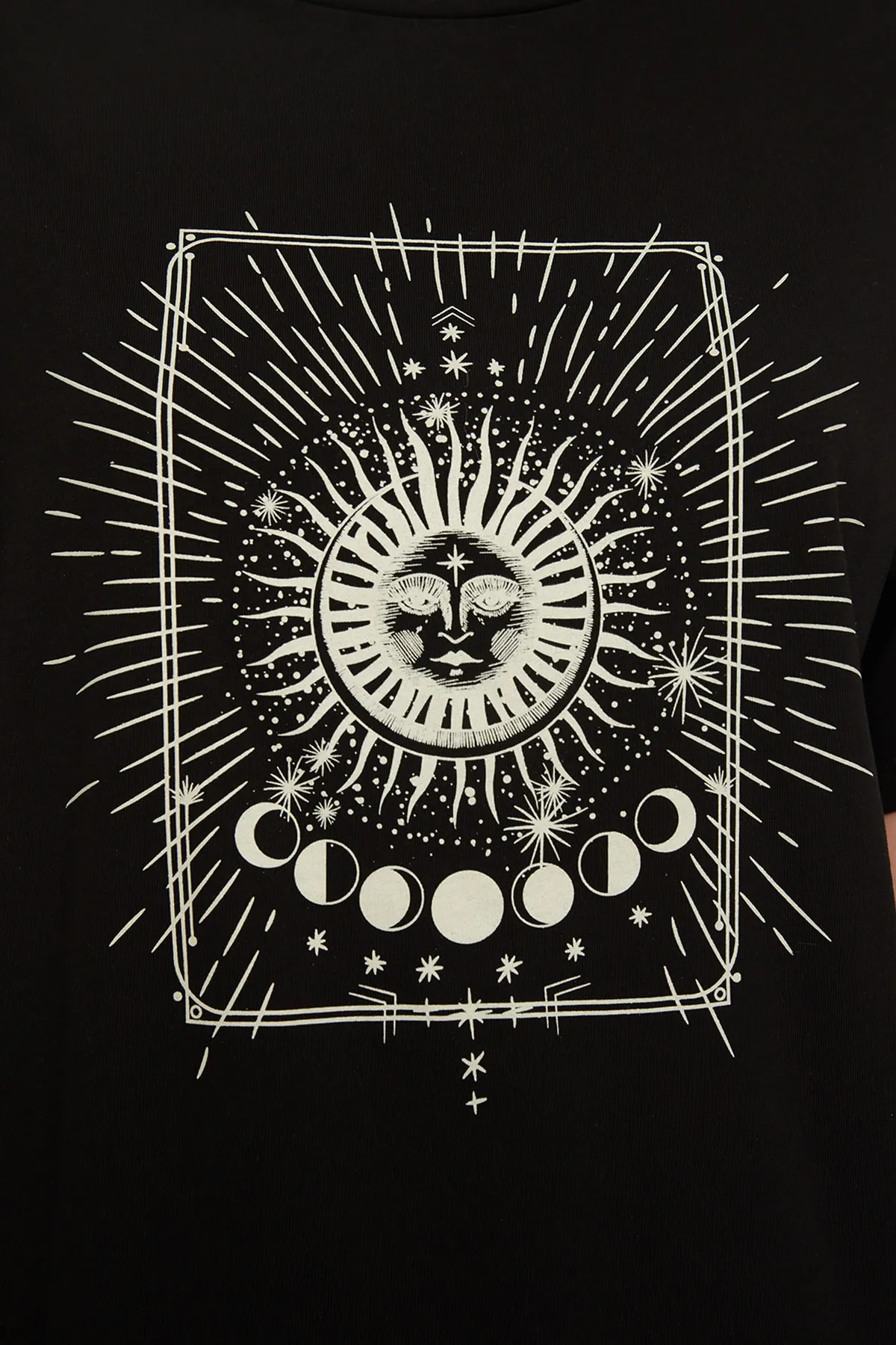 Trendyol Collection  Schwarzes, bedrucktes, übergroßes/weit geschnittenes Strick-T-Shirt mit Rundhalsausschnitt, 100 % Baumwolle TWOSS20TS0247