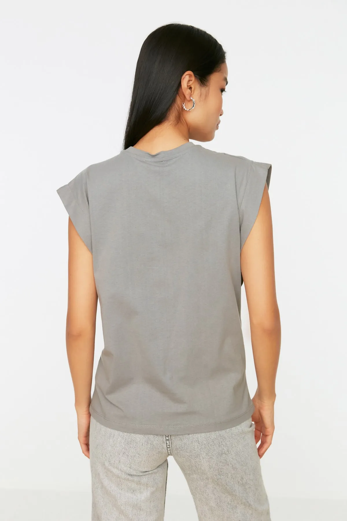 Trendyol Collection  Graues Basic-Strick-T-Shirt mit Rundhalsausschnitt aus 100 % Baumwollwatte TWOSS20TS0021