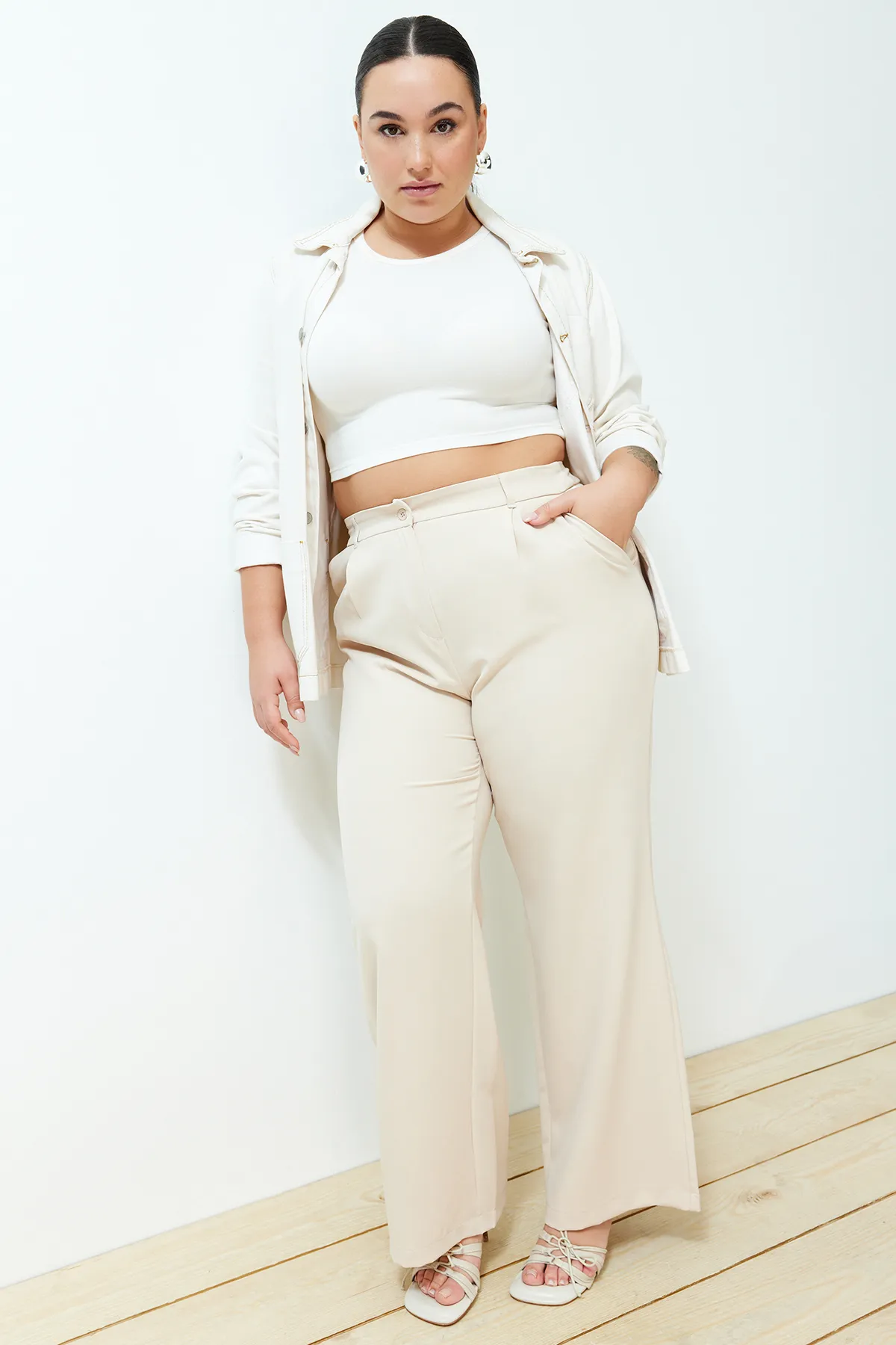 Trendyol Curve  Steinfarbene, plissierte Webhose mit hoher Taille und weitem Bein. Breites Bein. TBBSS24AR00019