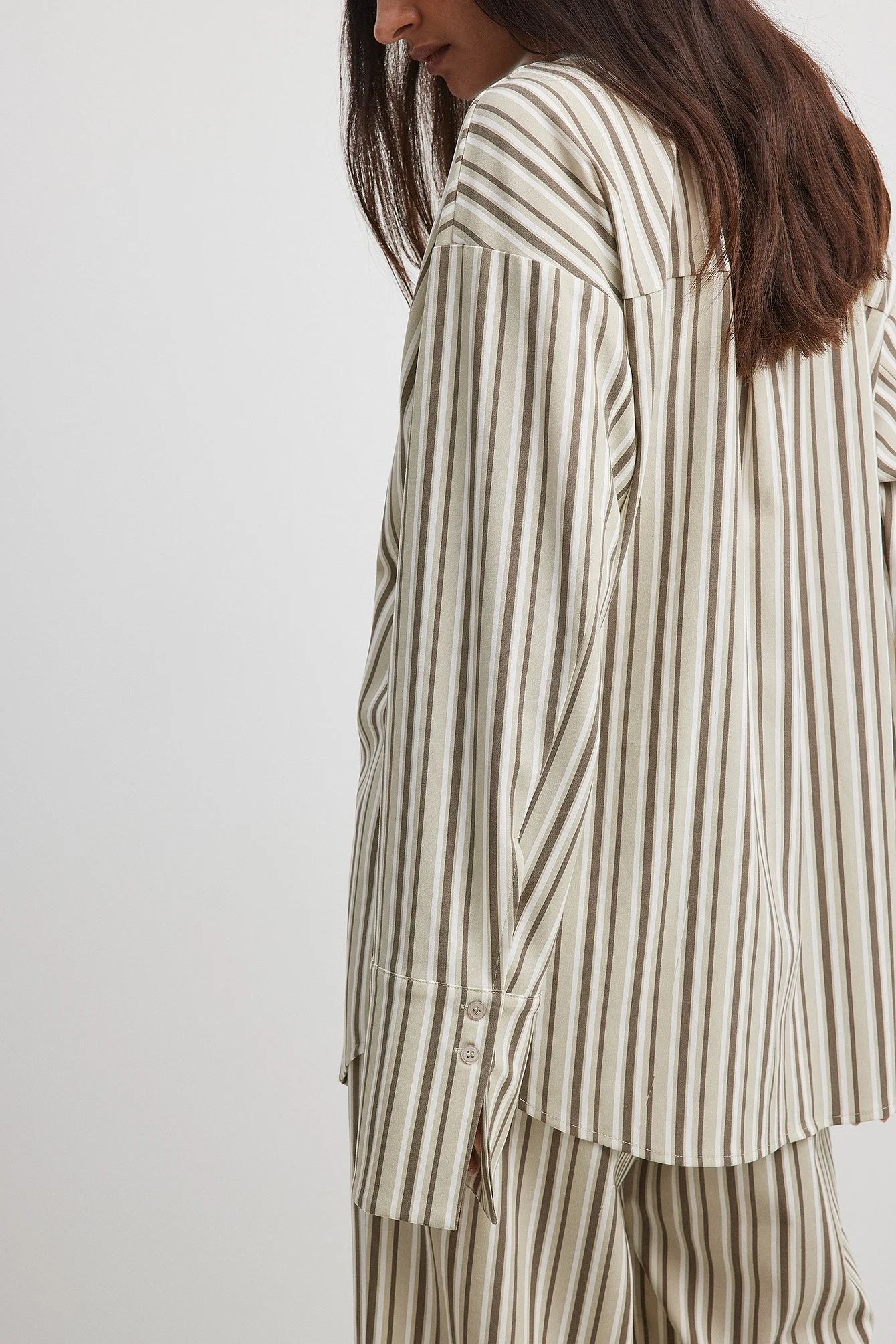 Fließendes, gestreiftes Shirt