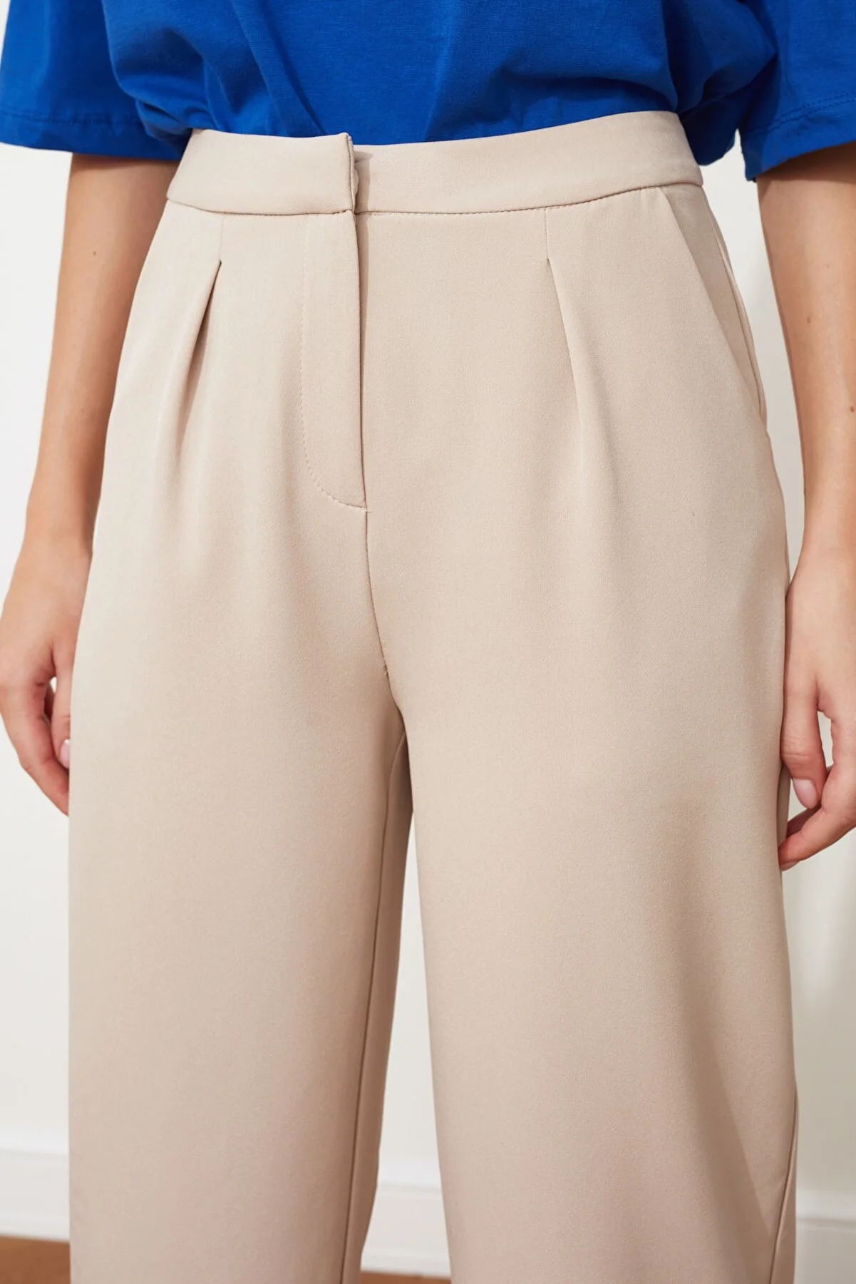 Trendyol Collection  Stone Gerade geschnittene, plissierte Webhose mit weitem Bein TWOSS21PL0155