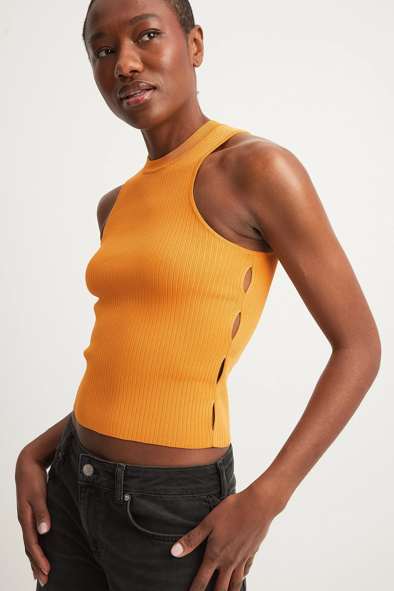 Feingestricktes Crop-Top mit Cut-outs