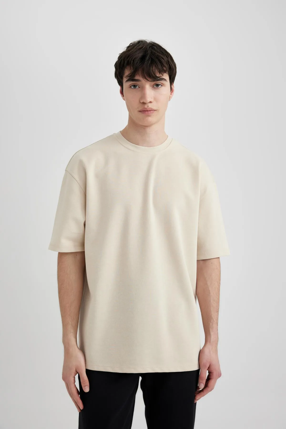 DeFacto  Kurzärmliges T-Shirt aus schwerem Stoff mit Rundhalsausschnitt und Oversize-Passform X3926AZ24SP