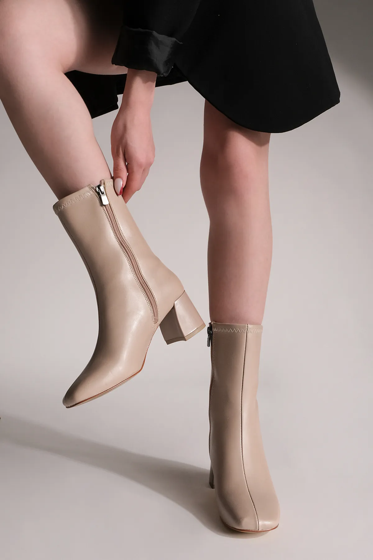 Marjin  Damenstiefel mit Absatz Blunt Toe Reißverschluss Nonas Beige