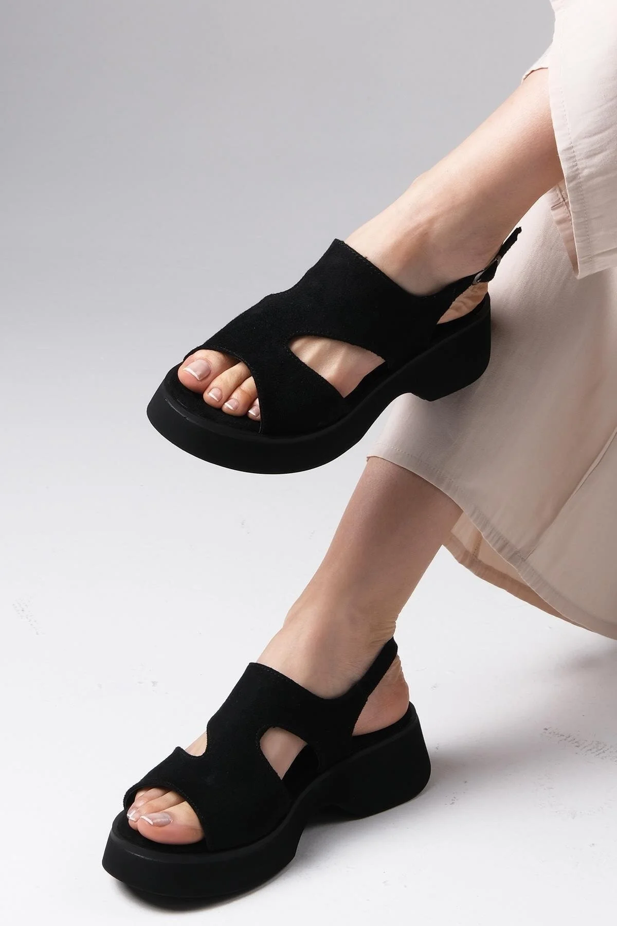 Mio Gusto  Blair Damen-Sandalen mit asymmetrischem Schnitt und dicker Sohle in Schwarz