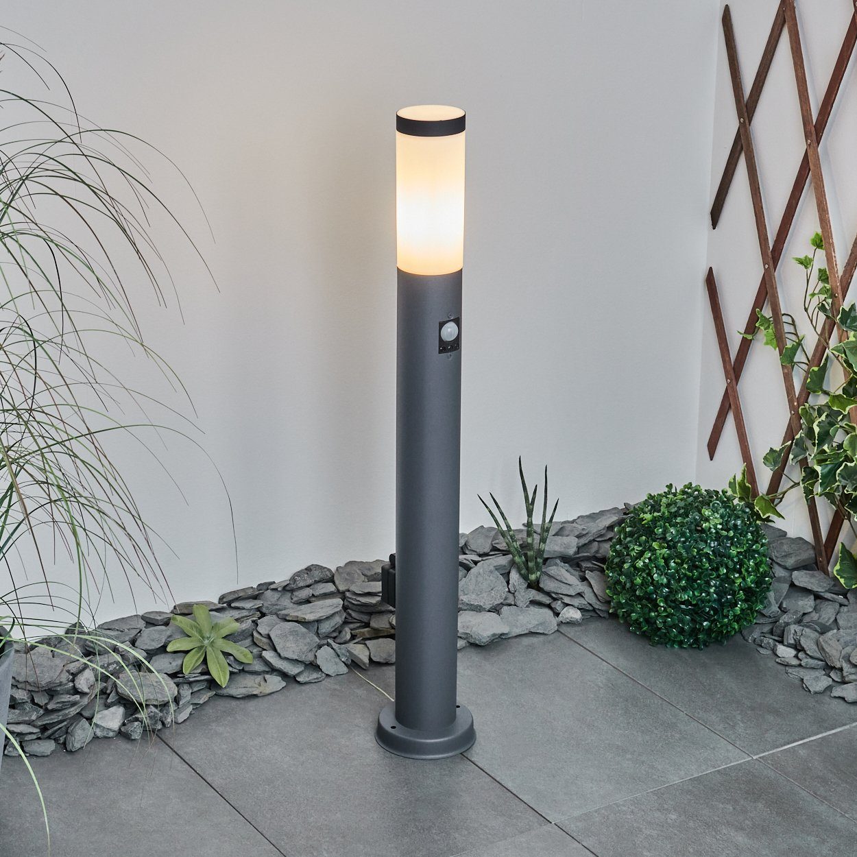 hofstein Pollerleuchte Gnocchetta moderne Sockelleuchte, mit Bewegungsmelder u. Steckdose, ohne Leuchtmittel, Metall in Anthrazit, Gartenlampe, E27, Gartenbeleuchtung IP44