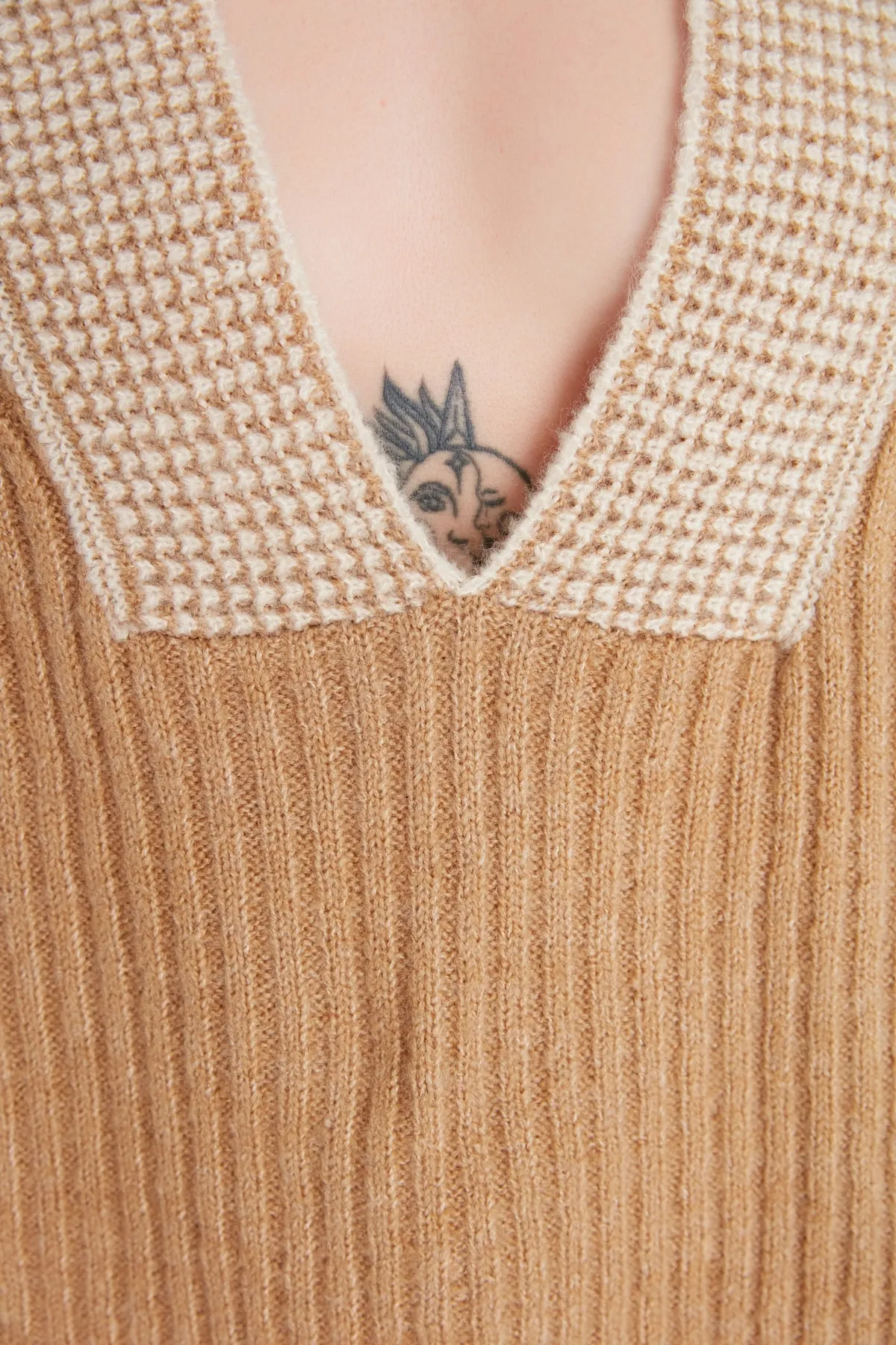 Trendyol Collection  Kamelfarbener Strickpullover mit Oversize-Kragen und detailliertem Strickmuster