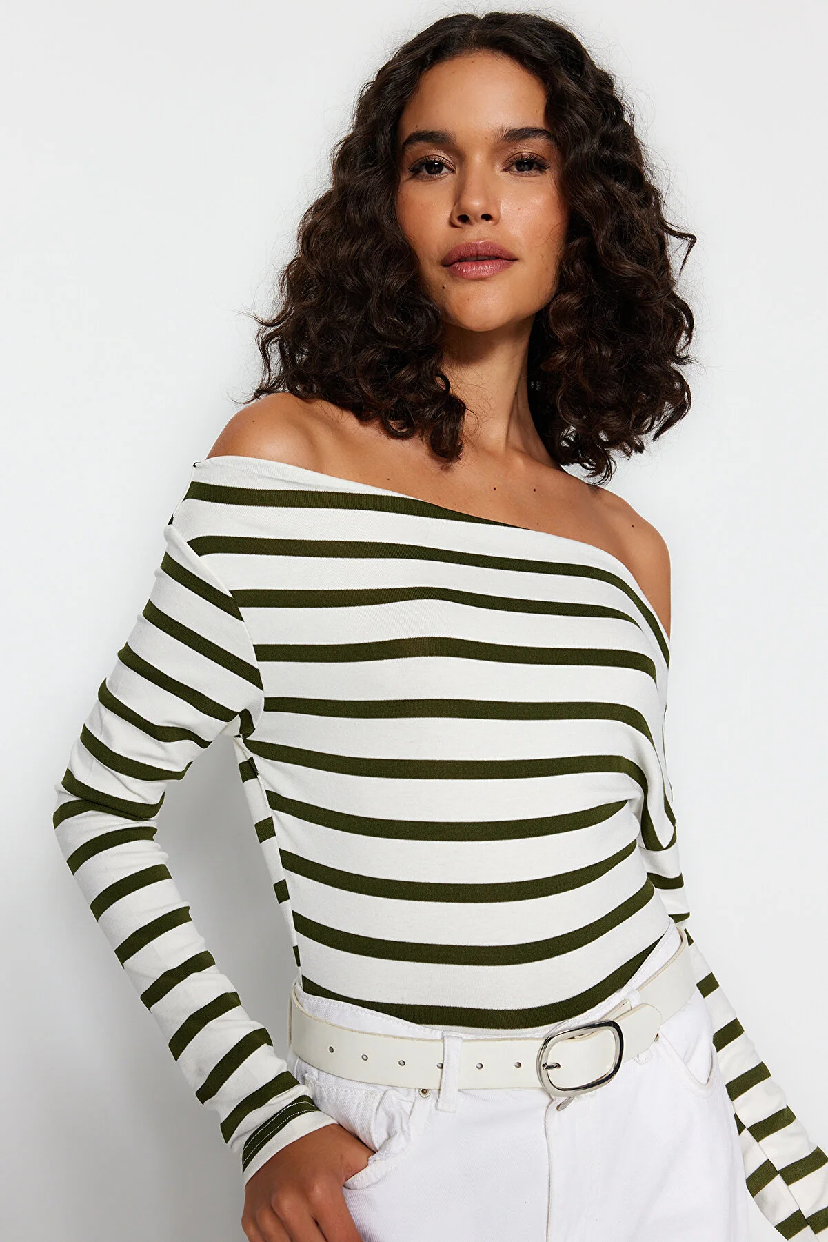 Trendyol Collection  Khaki-weiß gestreifte, hochwertige, weiche, taillierte, dehnbare Strickbluse mit U-Boot-Ausschnitt TWOAW24BZ00227