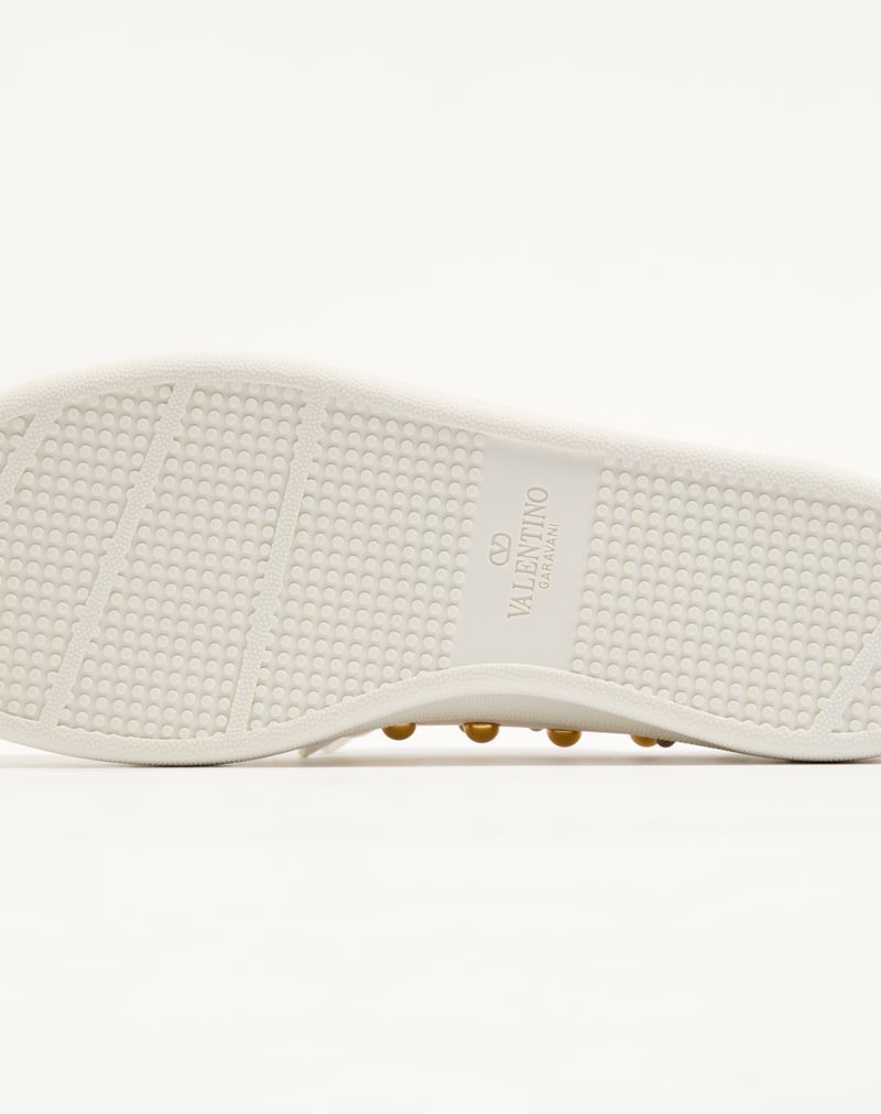 Royco sneaker van nappa kalfsleer met studs.