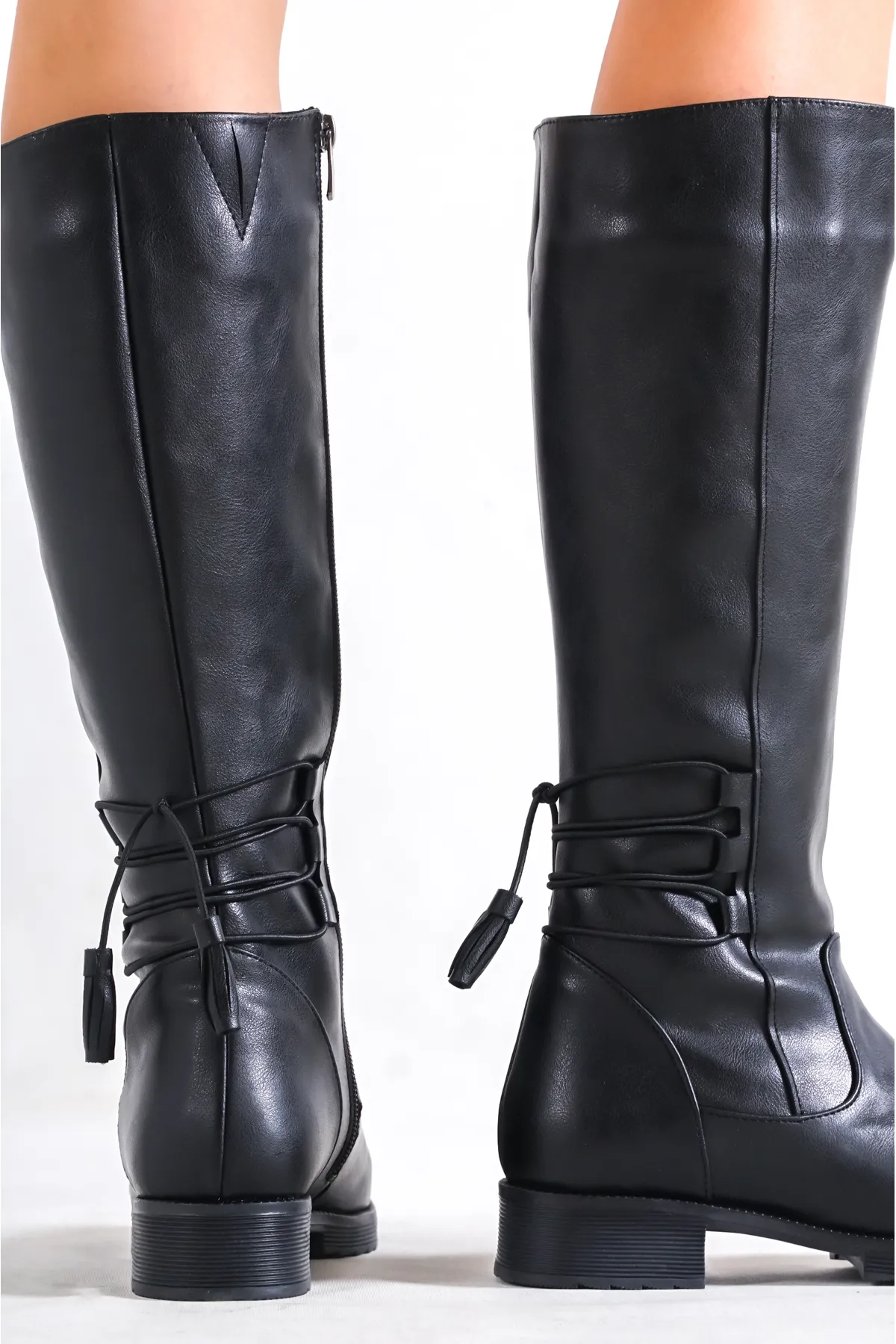 Capone Outfitters  Damenstiefel mit Schnürung unterhalb des Knies und seitlichem Reißverschluss am Knöchel