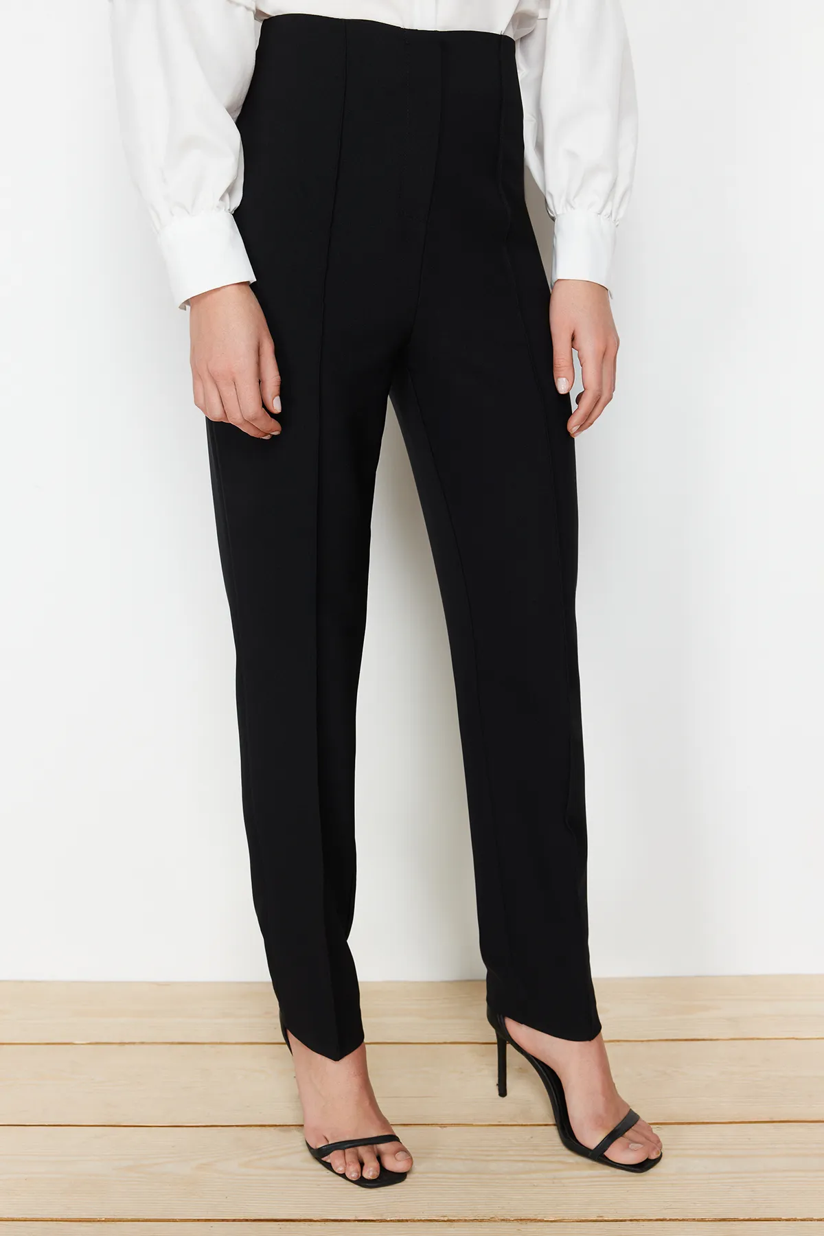 Trendyol Modest  Schwarzes Accessoire-Set mit Weste, Hose, Oberteil und Unterteil aus gewebtem Stoff mit detailliertem Ausschnitt TCTSS24US00035