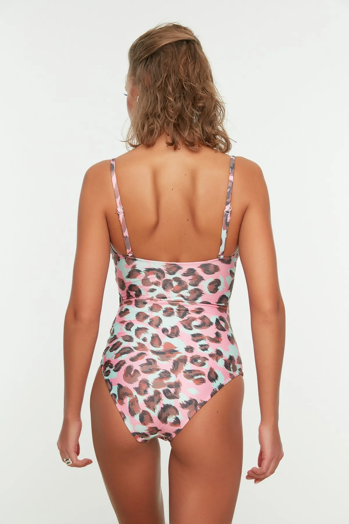 Trendyol Collection  Zweireihiger, gebundener Hipster-Badeanzug mit Tiermuster TBESS21MA0040