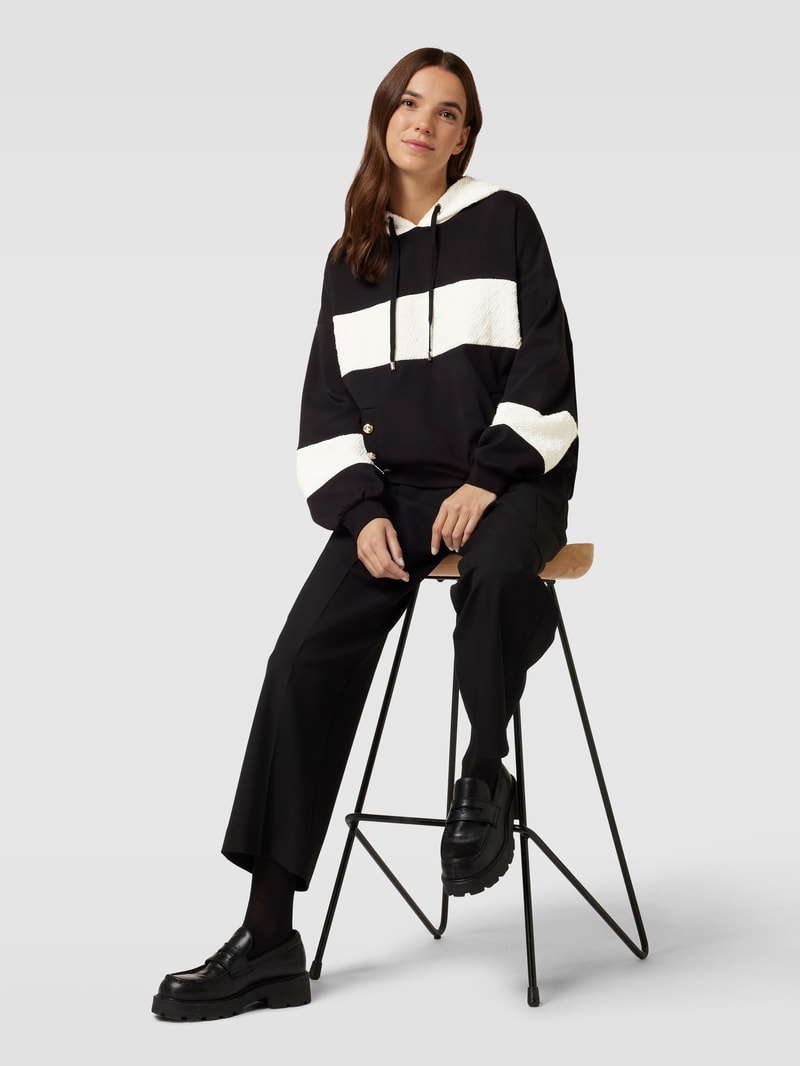 Hoodie in Two-Tone-Machart in schwarz