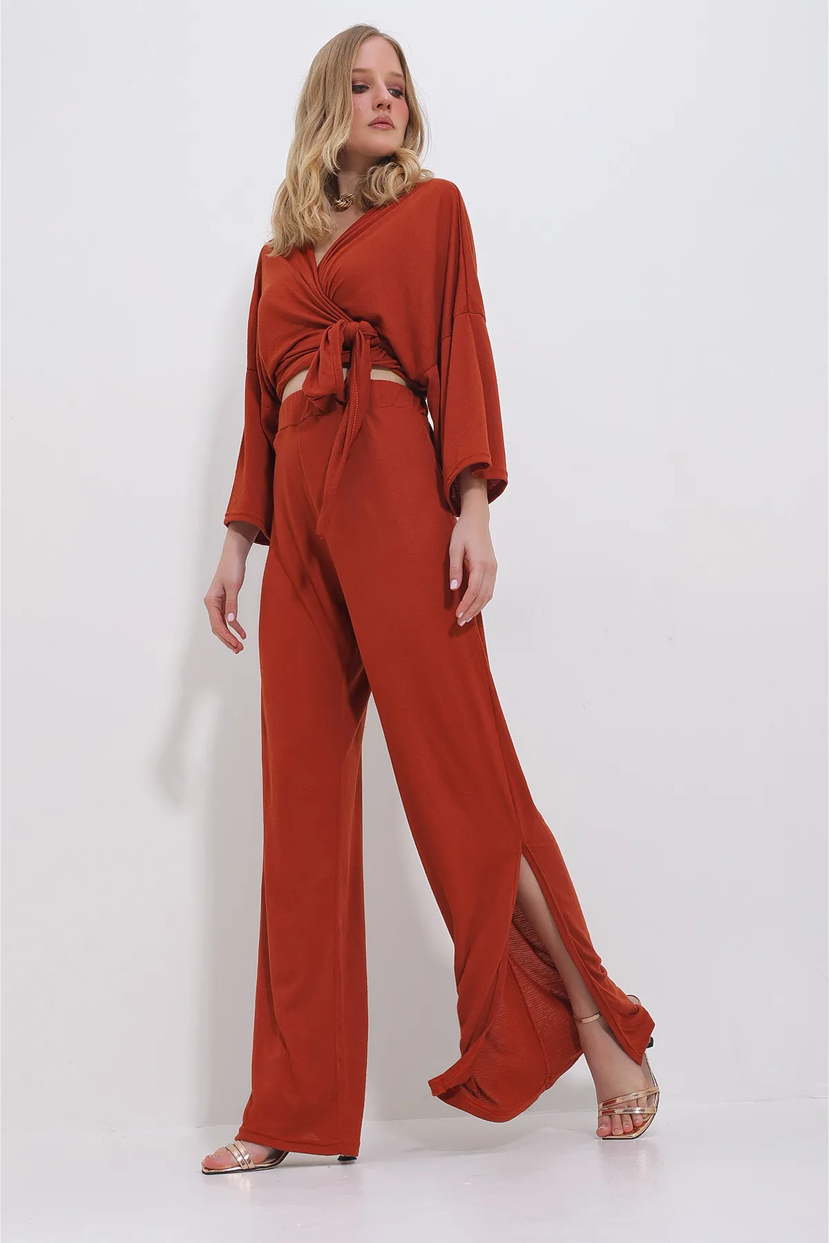 Trend Alaçatı Stili  Zweireihiger Damenanzug mit ziegelfarbener, zweireihiger Bluse mit Kragen und geschlitzter, locker geschnittener Hose für Damen ALC-X11422