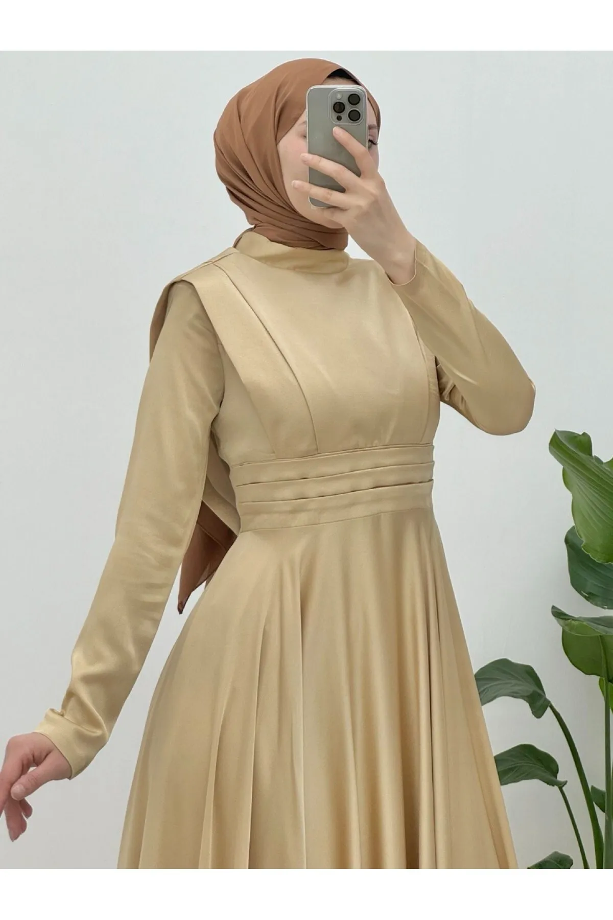 Modamorfo  Doppellagiges Satin-Abendkleid mit Falten an der Taille und an der Vorderseite