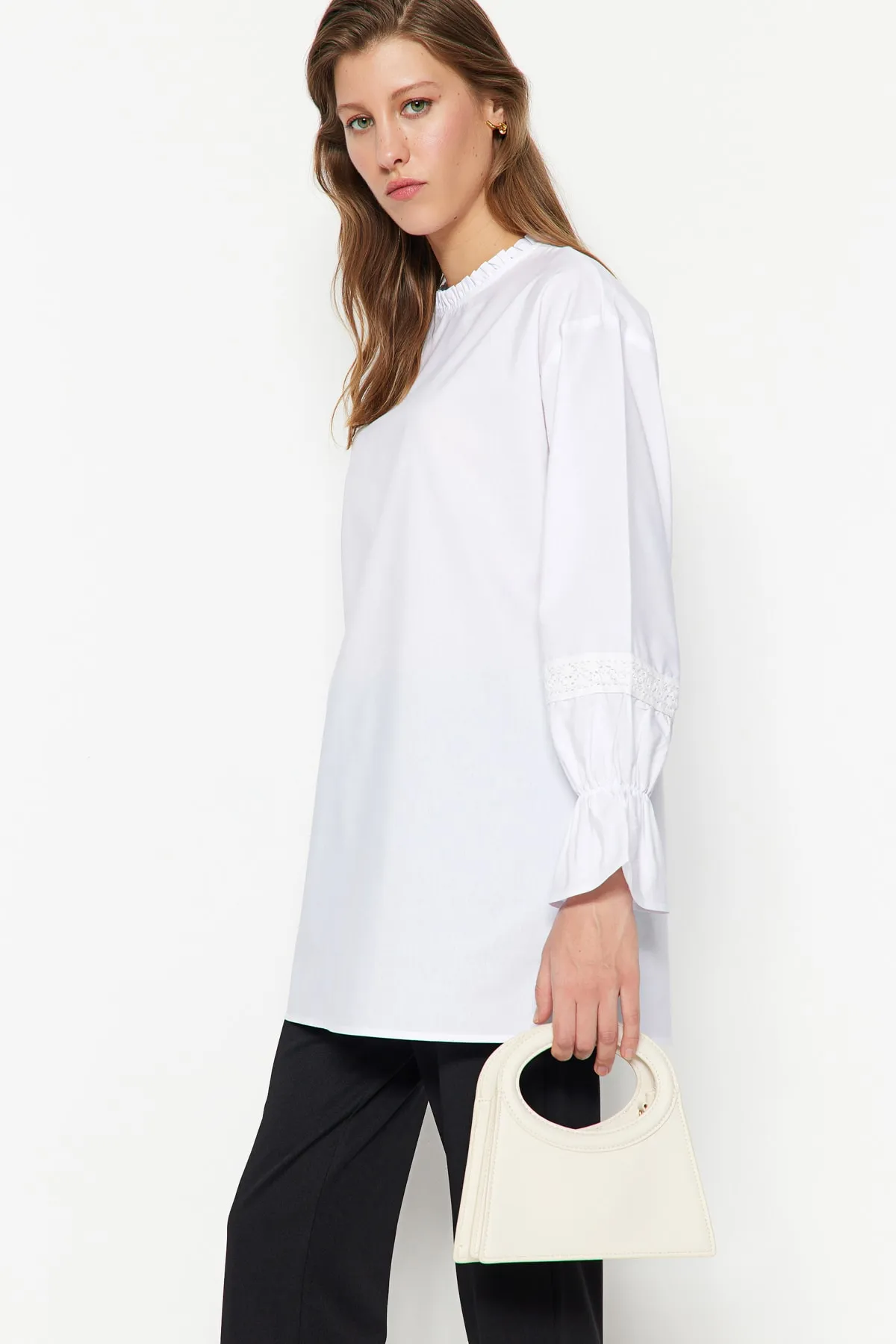 Trendyol Modest  Weiße Tunika aus gewebter Baumwolle mit Spitzenstickerei TCTSS23UK00045