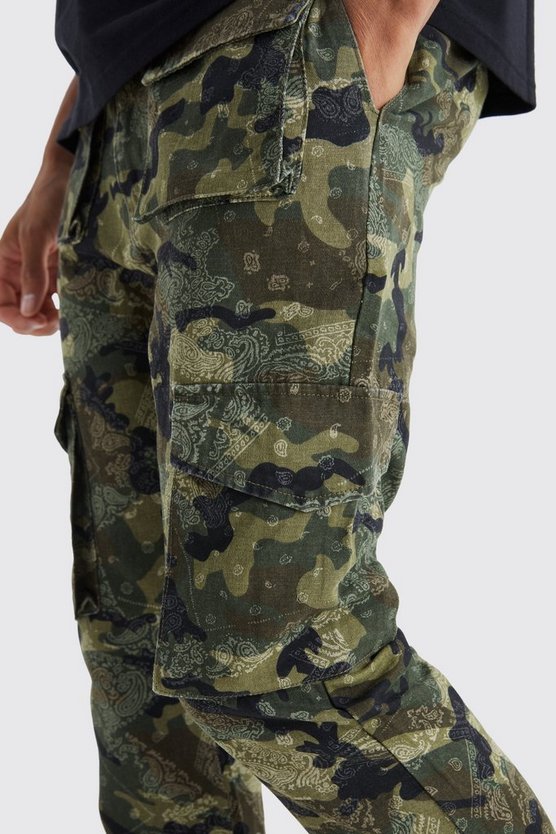 Tall Slim-Fit Camouflage Cargo-Hose mit Bandana-Print