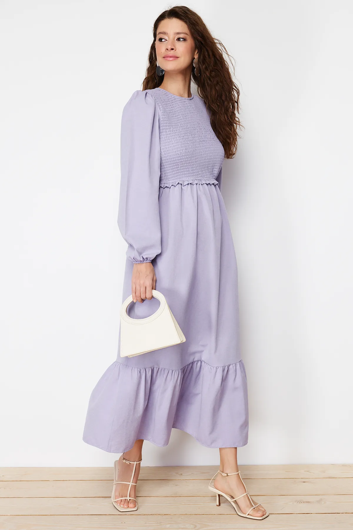 Trendyol Modest  Lilafarbenes, detailliertes Gipe-Webkleid mit Rundhalsausschnitt TCTAW22EB0109