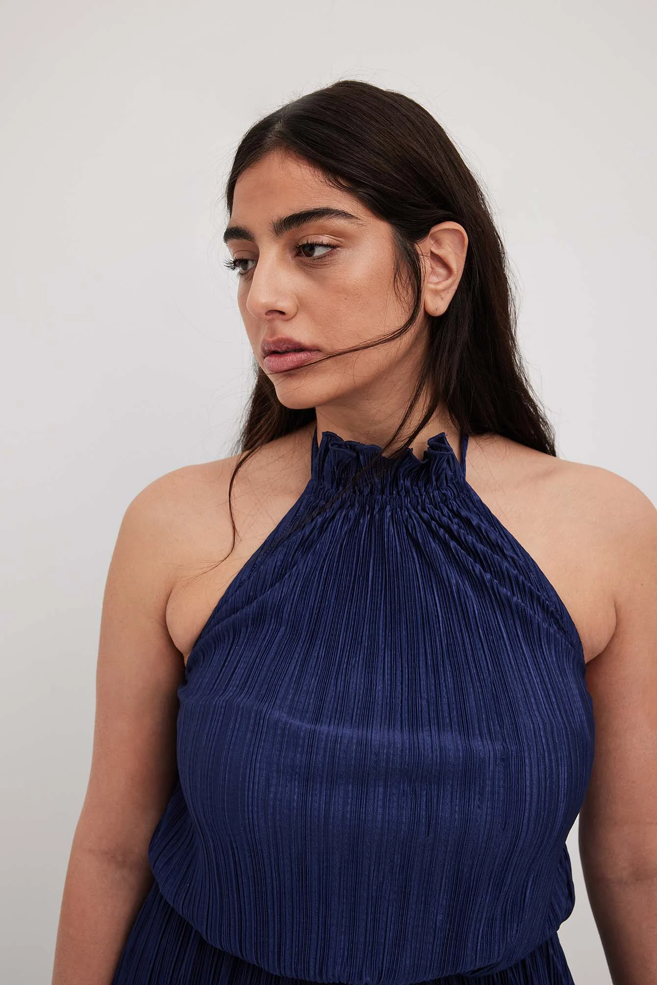 Fließendes Midikleid mit Plissees