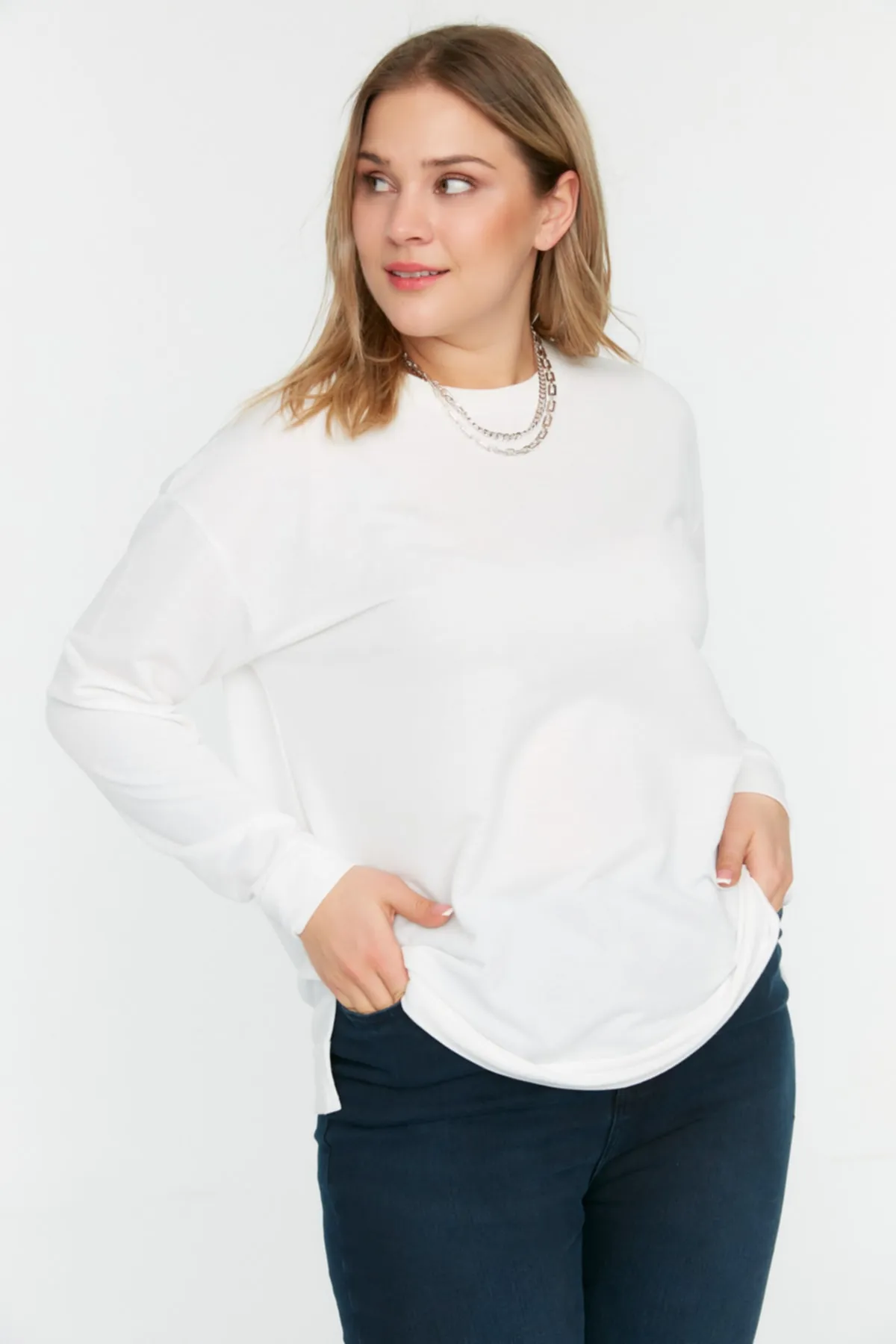 Trendyol Curve  Ecrufarbenes, dünnes Strick-Sweatshirt mit Schlitz und Details TBSSS22SW0172