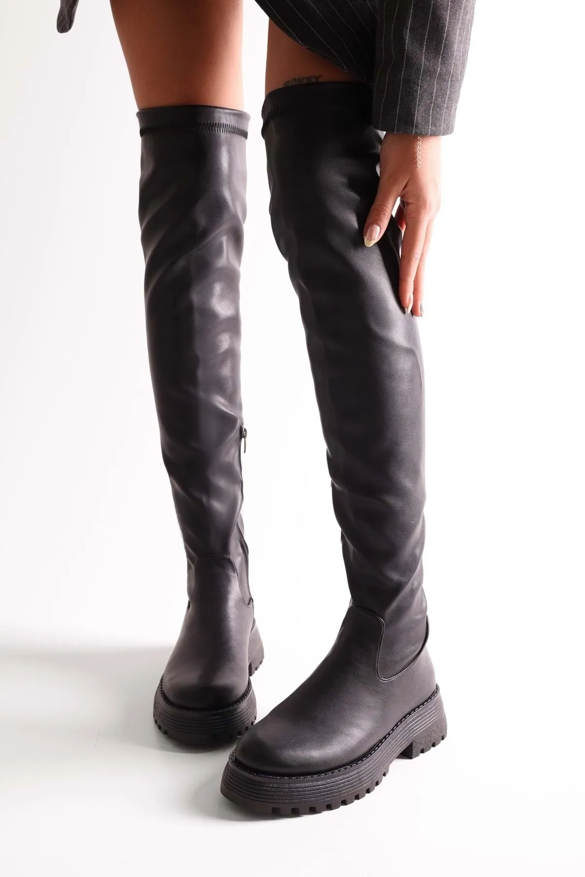 Shoeberry  Damen-Stiefel „Margot“ in Schwarz mit dicker Sohle und langen elastischen Stretch-Stiefeln in schwarzer Haut