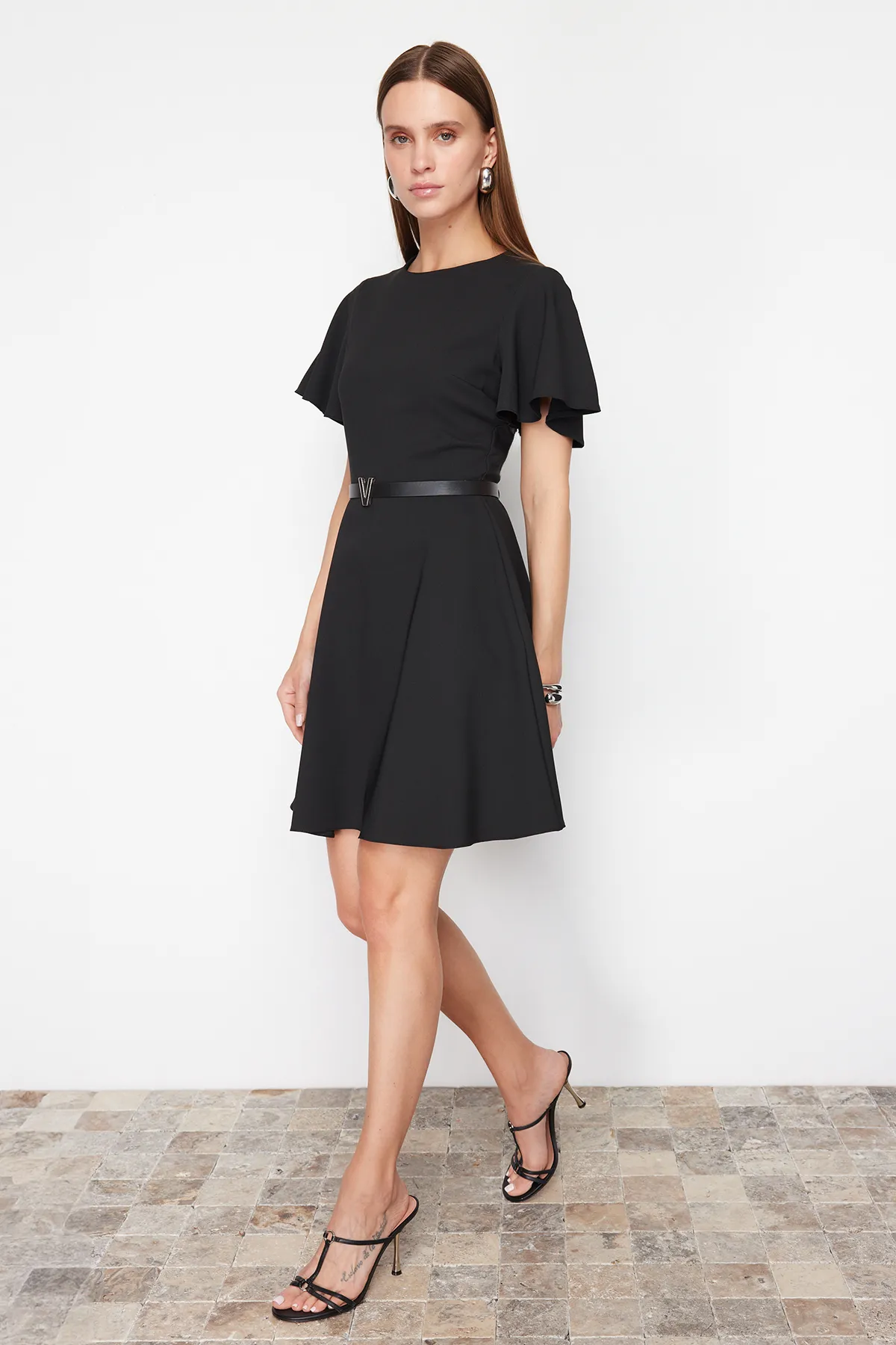 Trendyol Collection  Schwarzes Mini-Gewebekleid mit Volant und Gürtelrock TWOSS24EL00603