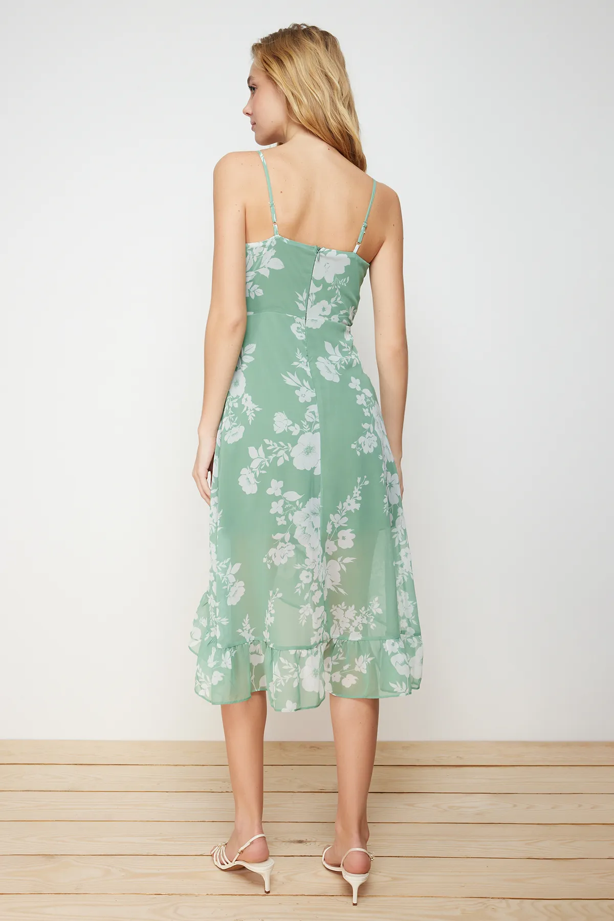 Trendyol Collection  Grünes, zweireihiges, gerüschtes, detailliertes Träger-Midikleid mit Chiffon-Futter und Webstoff TWOSS19EL0375