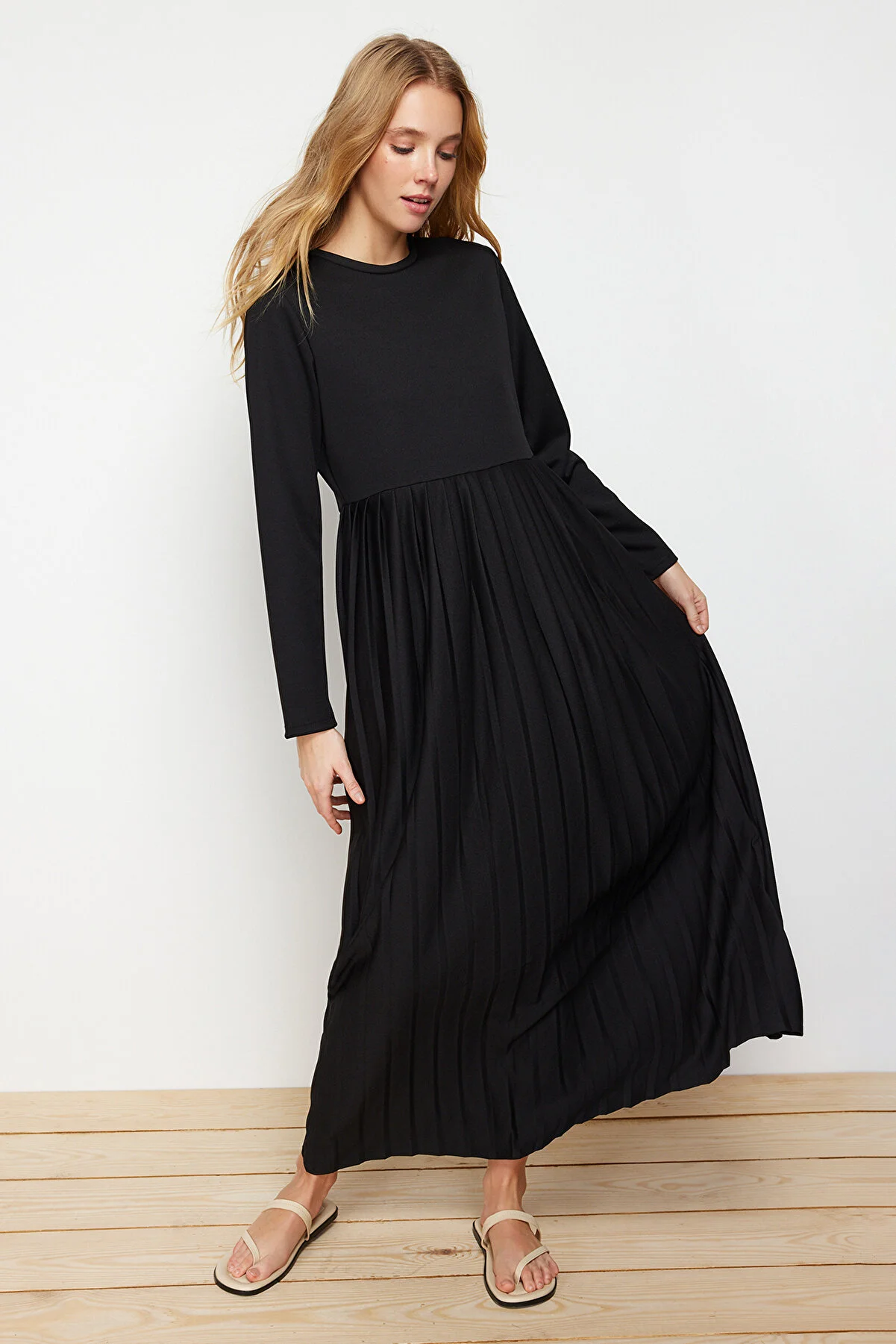 Trendyol Modest  Schwarzes, plissiertes Scuba-Strickkleid mit Rock TCTAW24EL00000