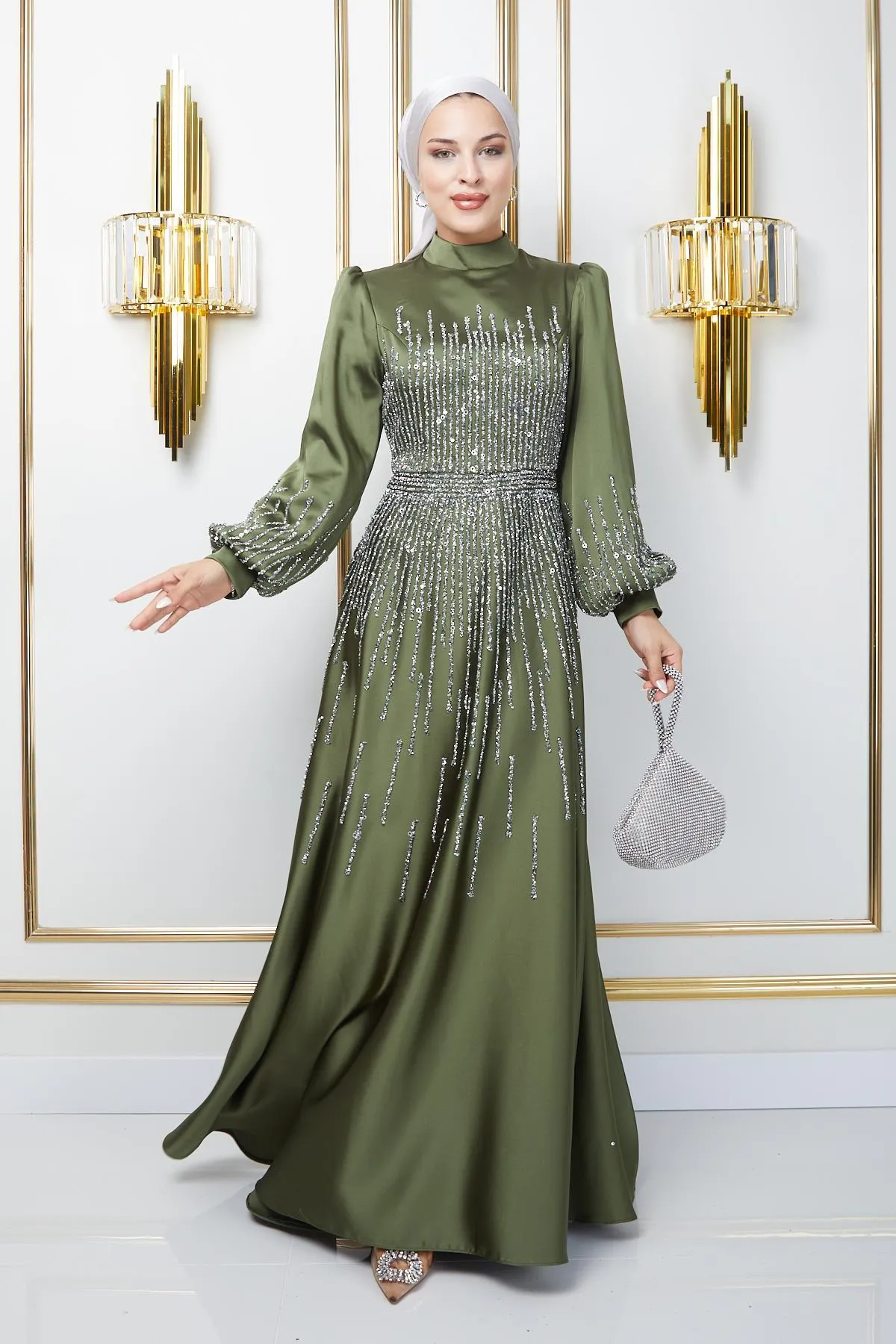Olcay  Hellgrünes Satin-Hijab-Abendkleid – Hals mit Steinen und Erbsen bemalt, Modell 1670