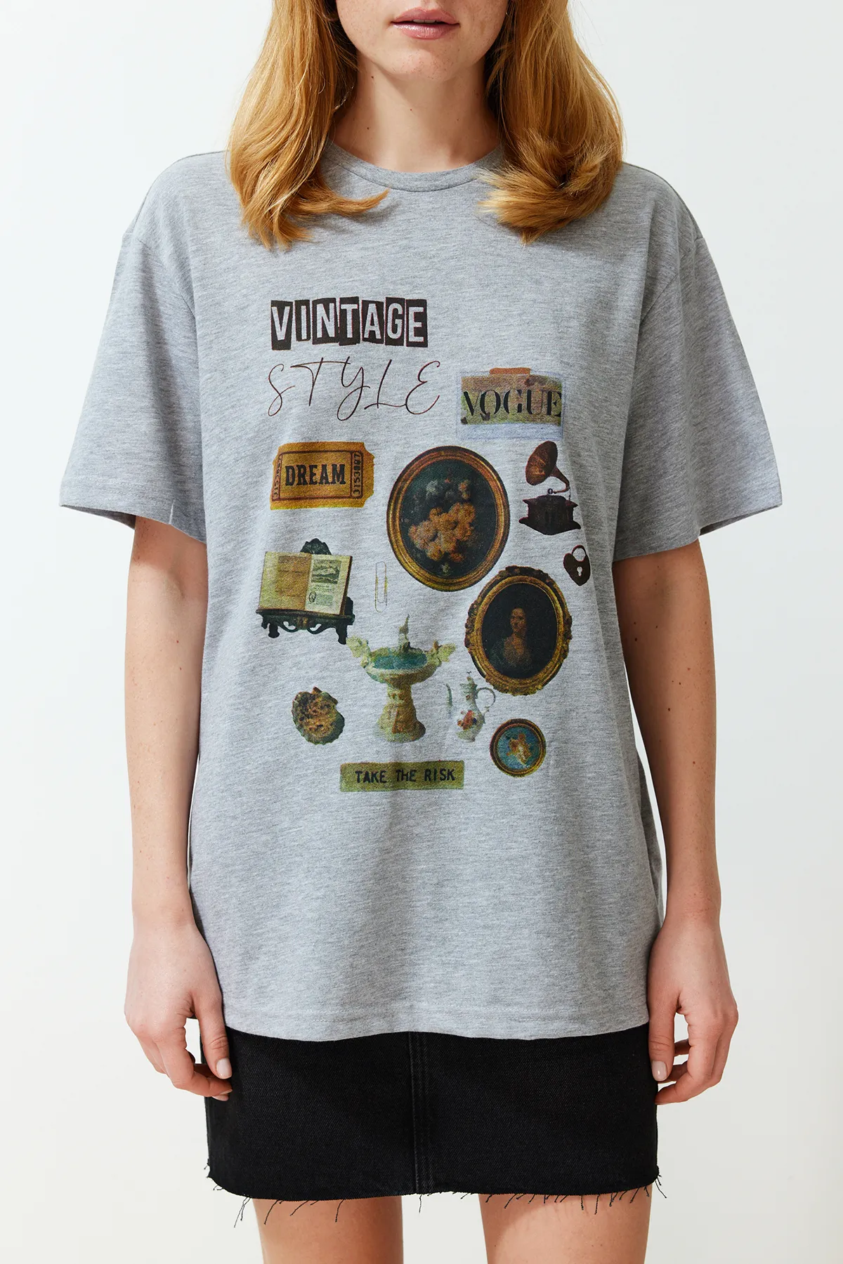 Trendyol Collection  Premium Grau Melange Bedrucktes Oversize/Wide Fit Strick-T-Shirt mit Rundhalsausschnitt TWOSS23TS00282