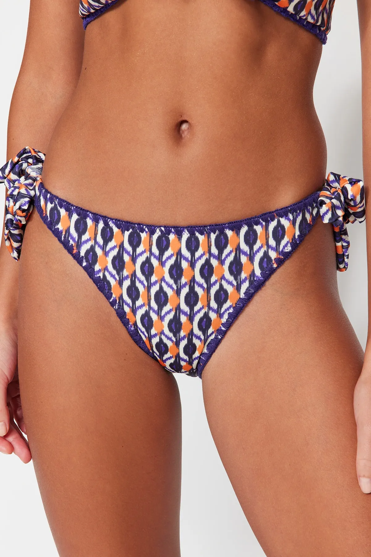 Trendyol Collection  Geometrisch gemusterte, bestickte Bikinihose mit normalem Beinausschnitt TBESS23BA00232