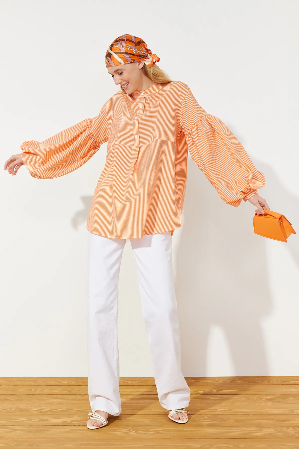 Trendyol Modest  Orangefarbene Seersucker-Webtunika mit Ballonärmeln TCTSS24UK00017