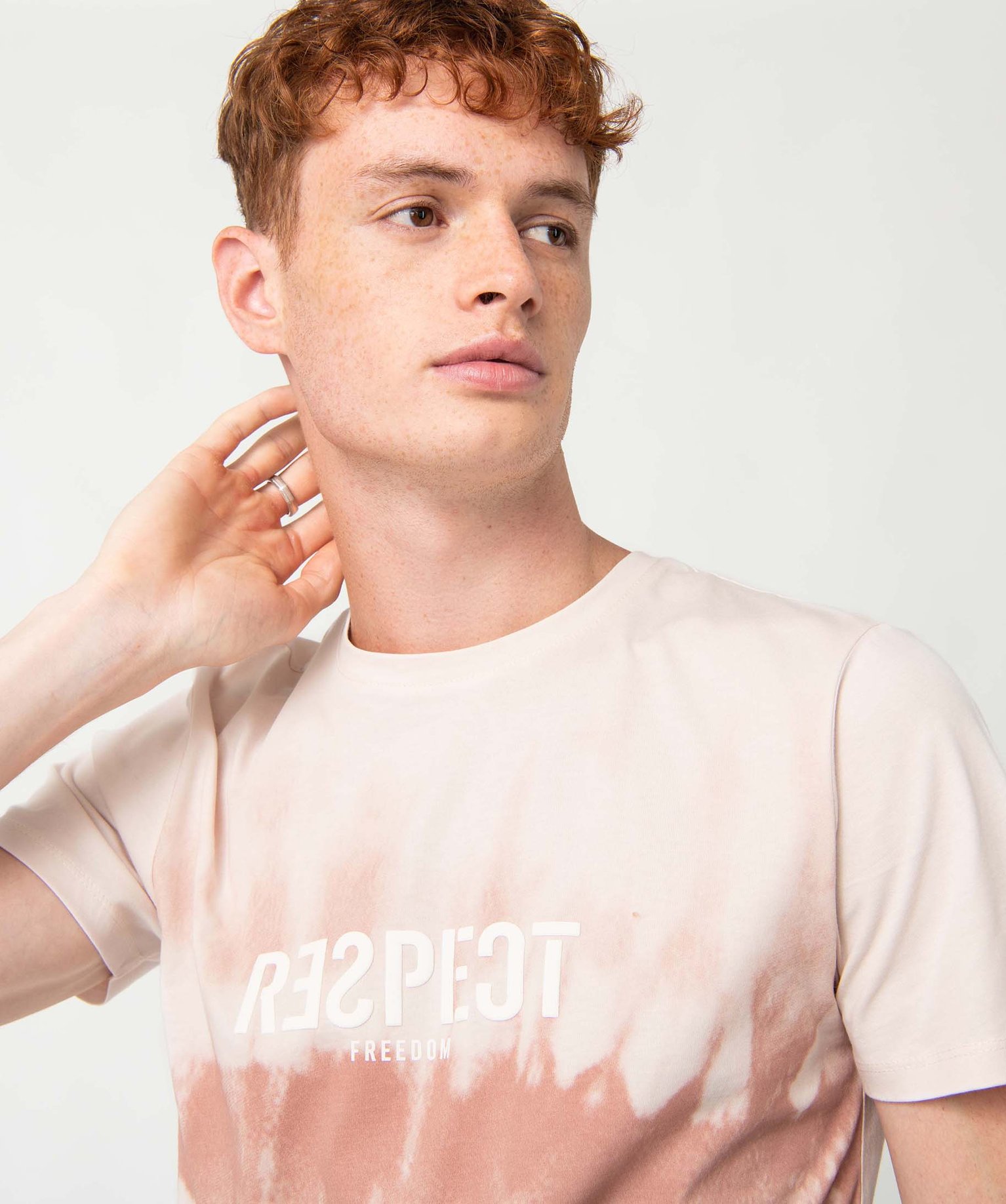 Tee-shirt homme coloris tie and dye avec inscription en relief rose | GEMO