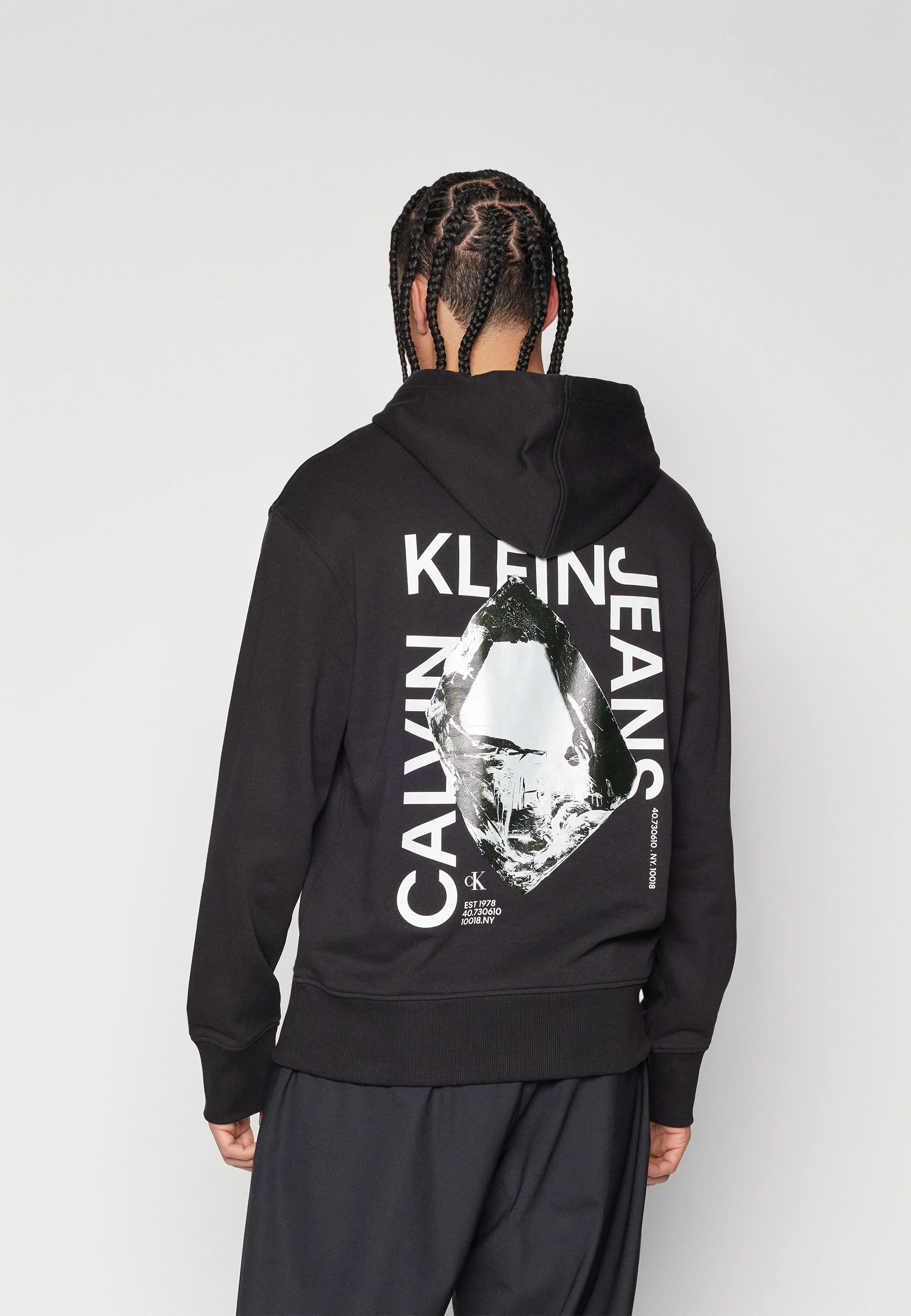 Sudadera con capucha de Calvin Klein Jeans con detalles de metales modernos apilados