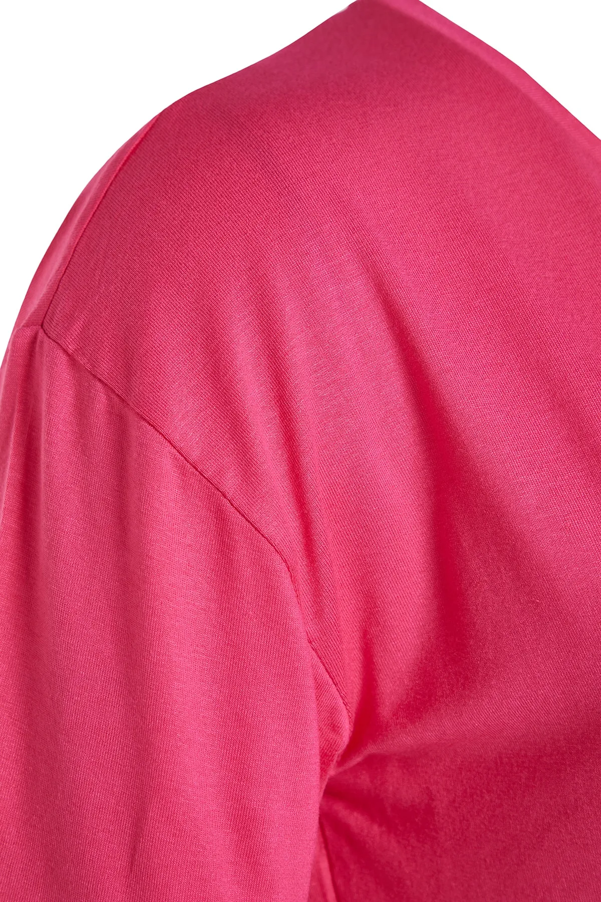 Trendyol Curve  Gestricktes T-Shirt mit rosa Kragen und detailliertem Kragen TBSSS22TS0877