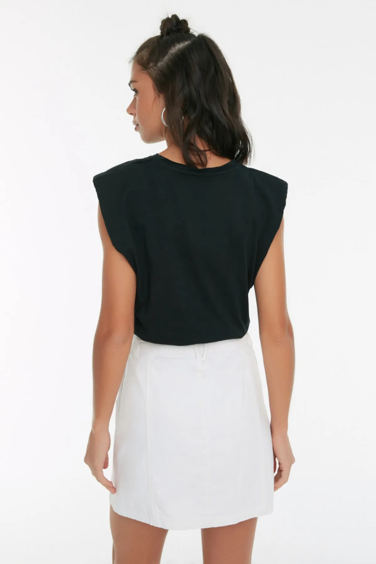 Trendyol Collection  Schwarzes, wattiertes, kurz geschnittenes Strick-T-Shirt aus 100 % Baumwolle mit Rundhalsausschnitt TWOSS21TS0379