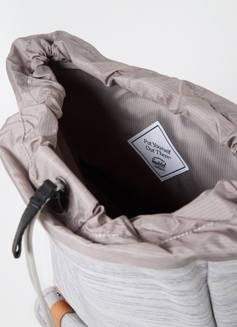 Rucsac Herschel Supply Little America cu compartiment pentru laptop de 16 inch.