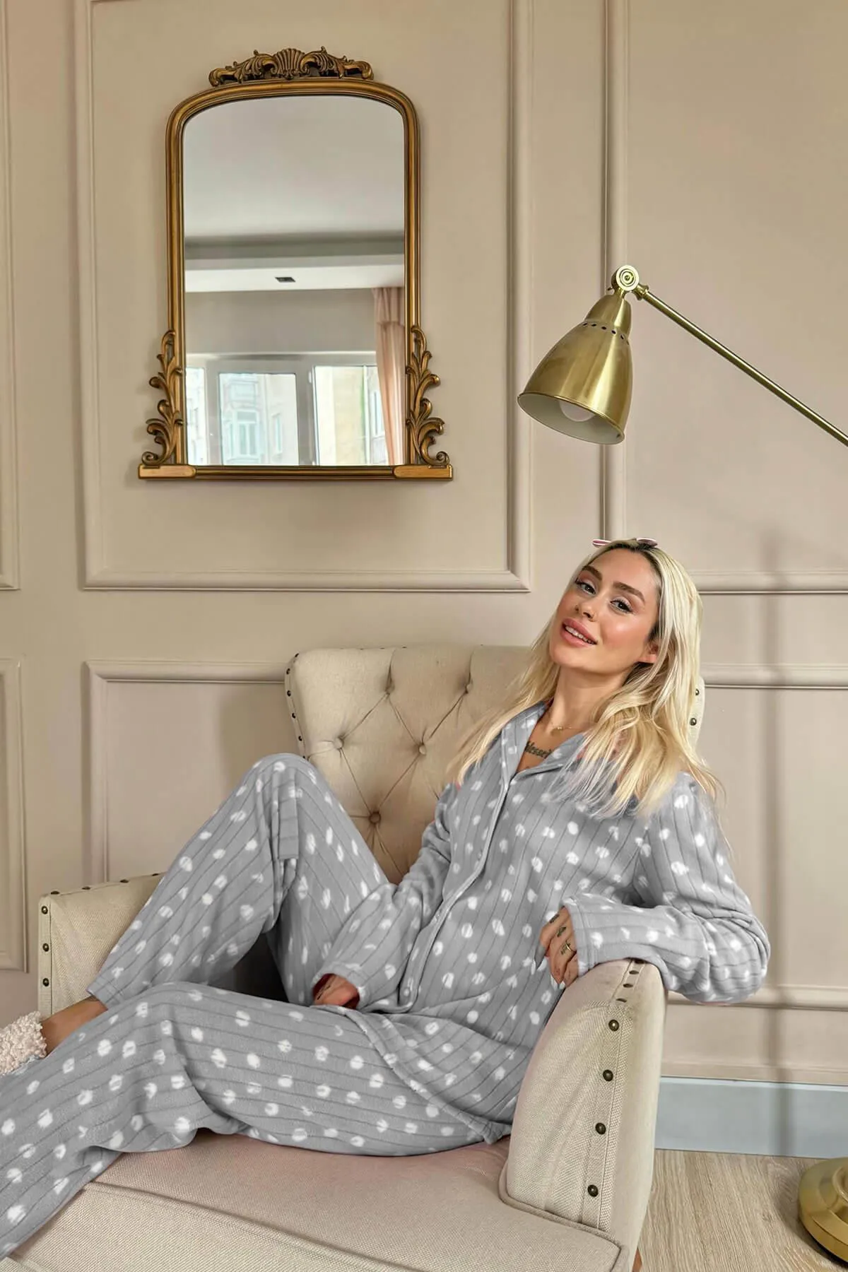 Pijamaevi  Graues Debesis-Pyjama-Set aus Plüsch mit gemusterter Vorderseite und Knöpfen aus Polarfleece