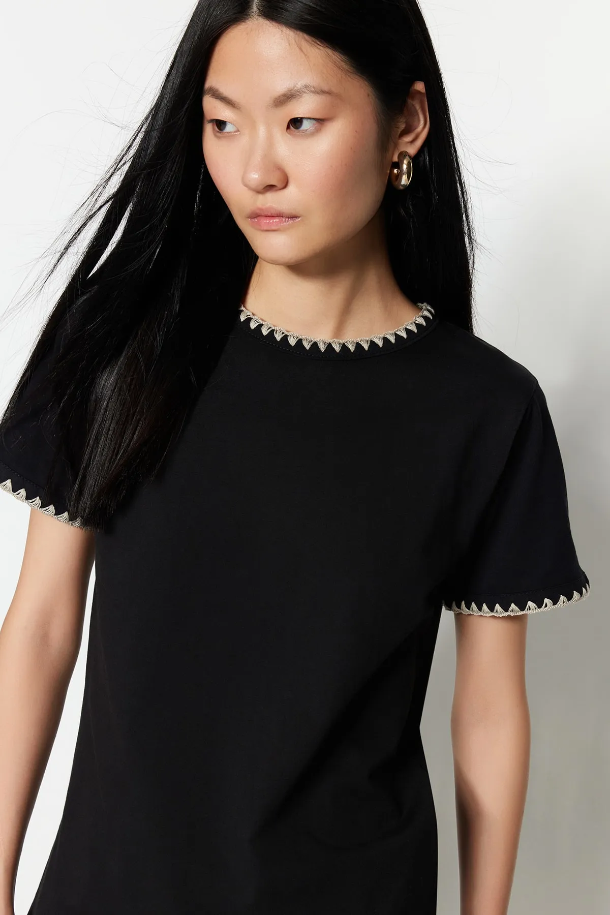 Trendyol Collection  Schwarzes Basic-Strick-T-Shirt aus 100 % Baumwolle mit Rundhalsausschnitt und Kontrastnähten TWOSS19AD0085