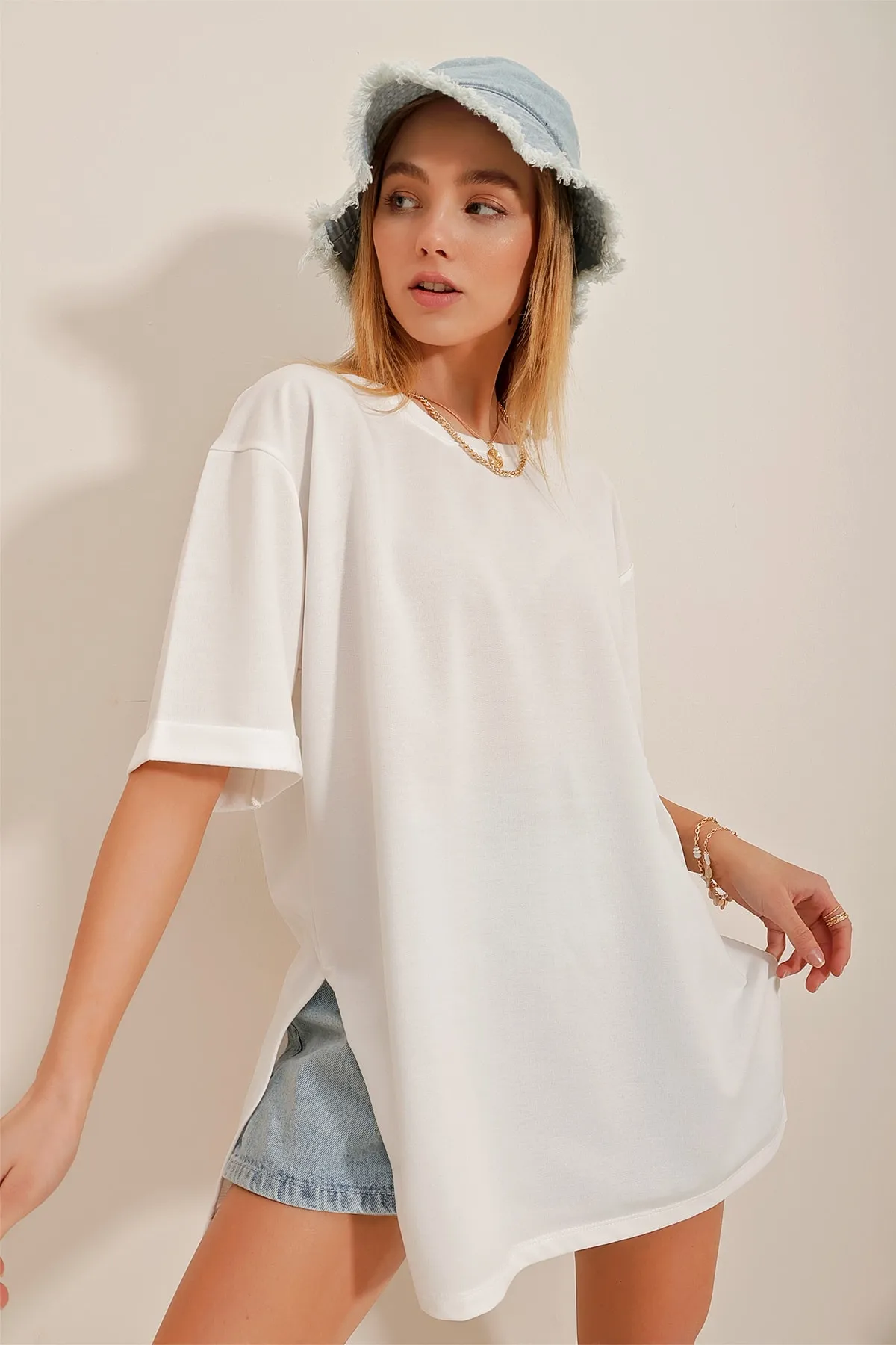 Trend Alaçatı Stili  Weißes Damen-T-Shirt mit Rundhalsausschnitt, doppelten Ärmeln, zwei Fäden und Seitenschlitzen in Übergröße ALC-X7871