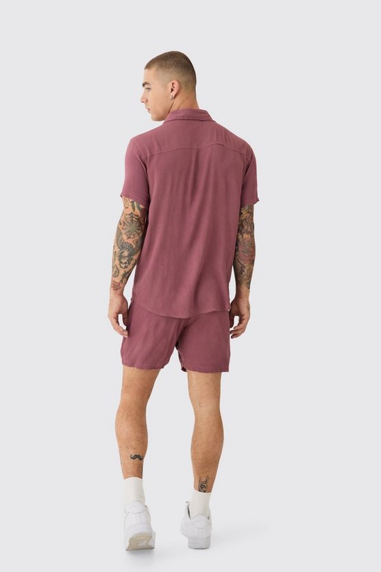 Kurzärmliges Hemd und Shorts